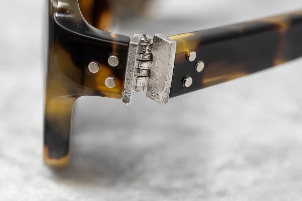 Ann Demeulemeester Ann Demeulemeester Sunglasses Oval Tortoise Shell and Grey Size ONE SIZE - 9 Thumbnail