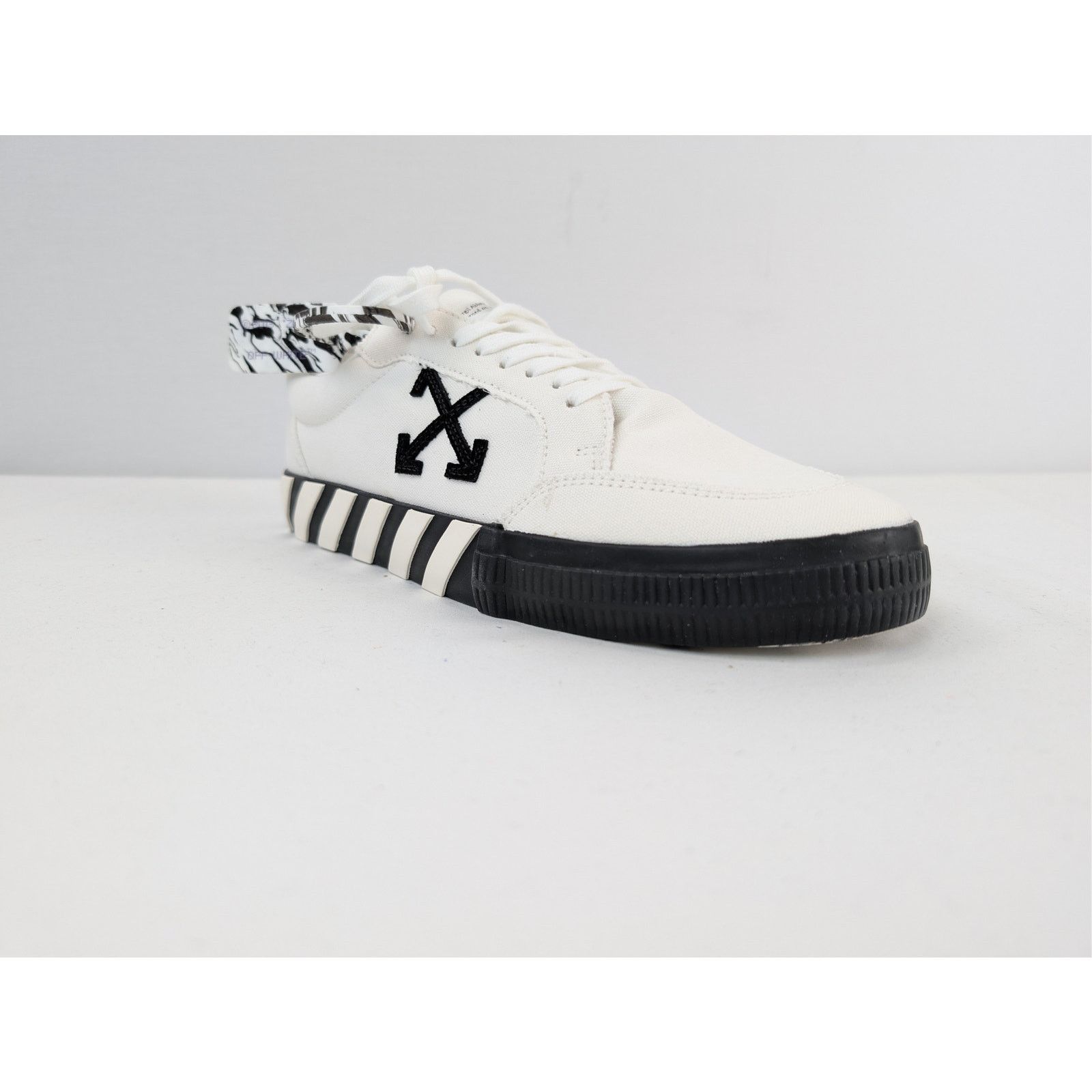 Off-White o1rshd1 Low Vulcanized Canvas Sneakers in White / Black Size US 12 / EU 45 - 2 Thumbnail