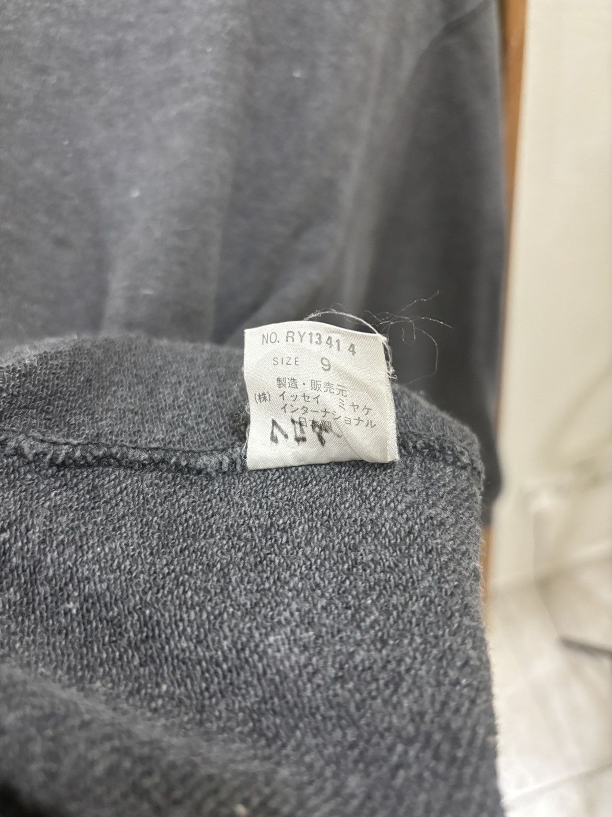 Issey Miyake 𝐕𝐢𝐧𝐭𝐚𝐠𝐞 𝐈𝐒 𝐂𝐡𝐢𝐬𝐚𝐭𝐨 𝐓𝐬𝐮𝐦𝐨𝐫𝐢 ‘𝟖𝟒’𝟖𝟓 𝐀 & 𝐖 𝐂𝐨𝐥𝐥𝐞𝐜𝐭𝐢𝐨𝐧 Size US L / EU 52-54 / 3 - 5 Thumbnail
