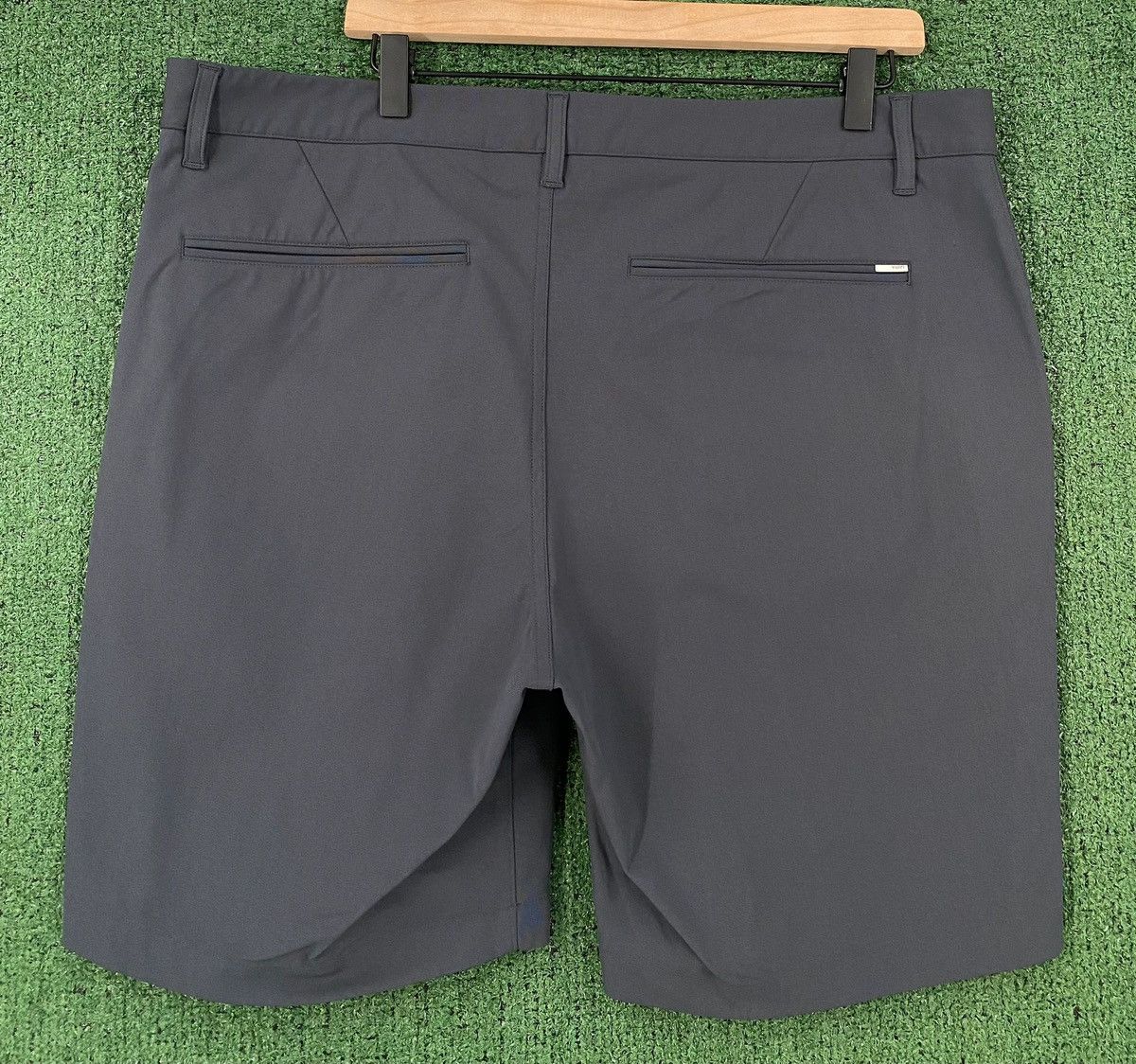 Vuori Vuori Meta Charcoal Dark Gray Performance Chino Shorts 38 Size US 38 / EU 54 - 4 Thumbnail