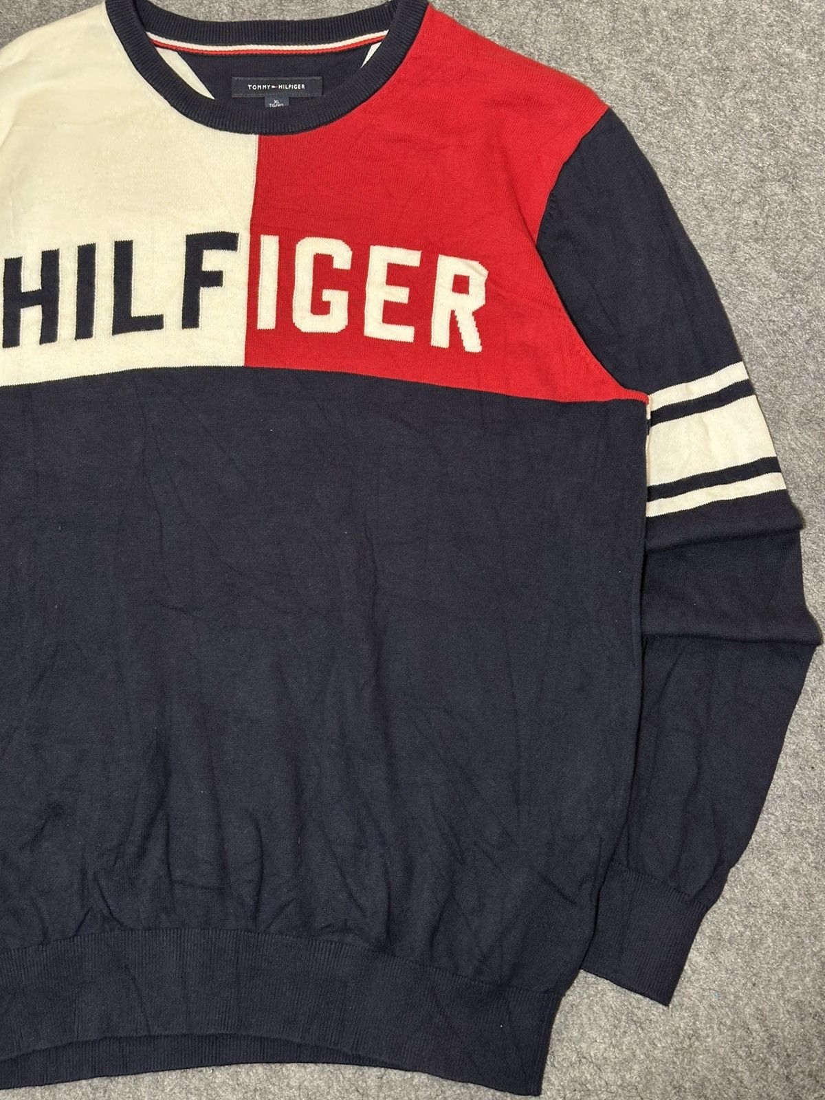 Tommy Hilfiger Tommy Hilfiger men's color block crew neck sweater. Size US XL / EU 56 / 4 - 2 Thumbnail