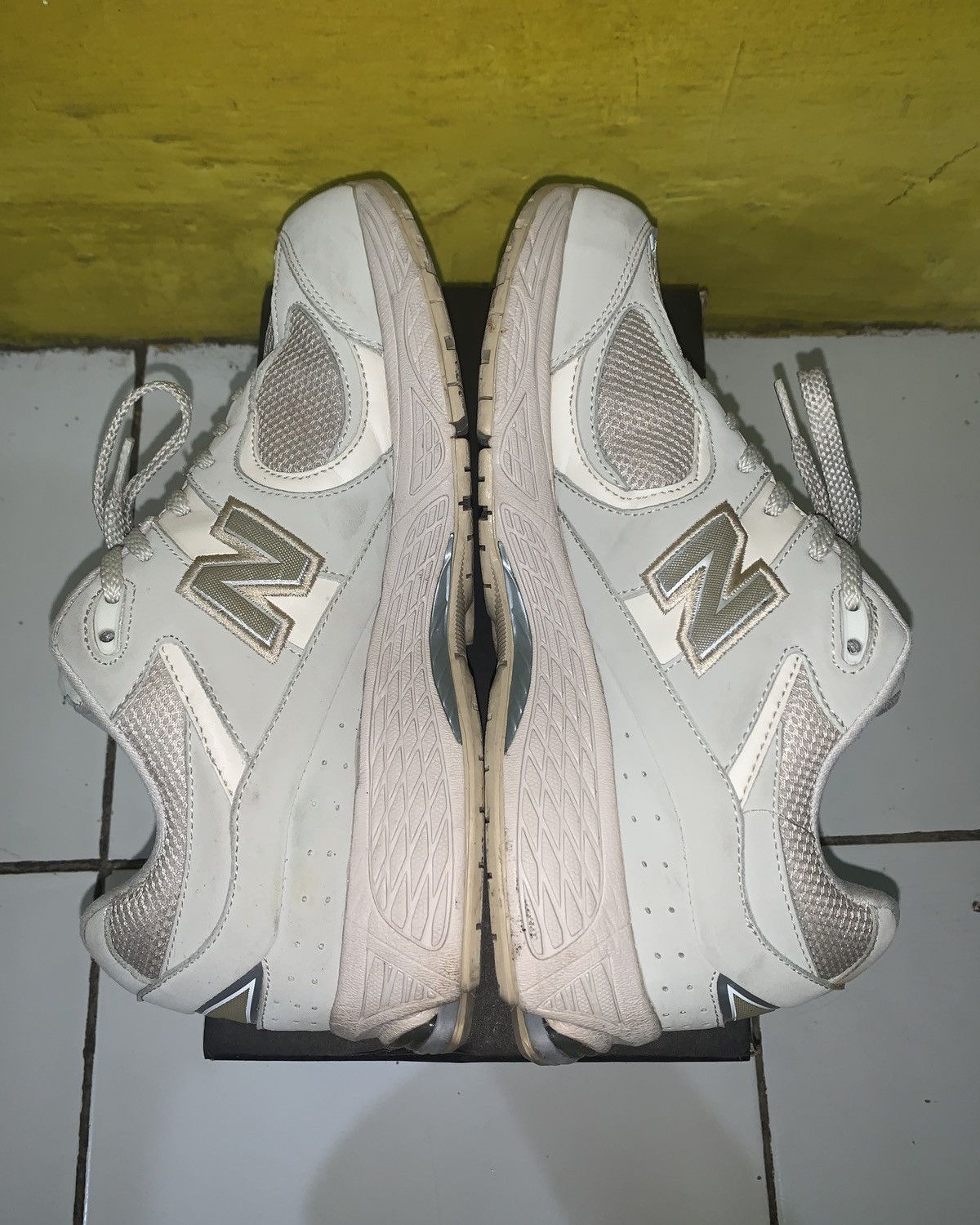 New Balance NEW BALANCE 2002R CREAM WHITE Size US 9.5 / EU 42-43 - 4 Thumbnail