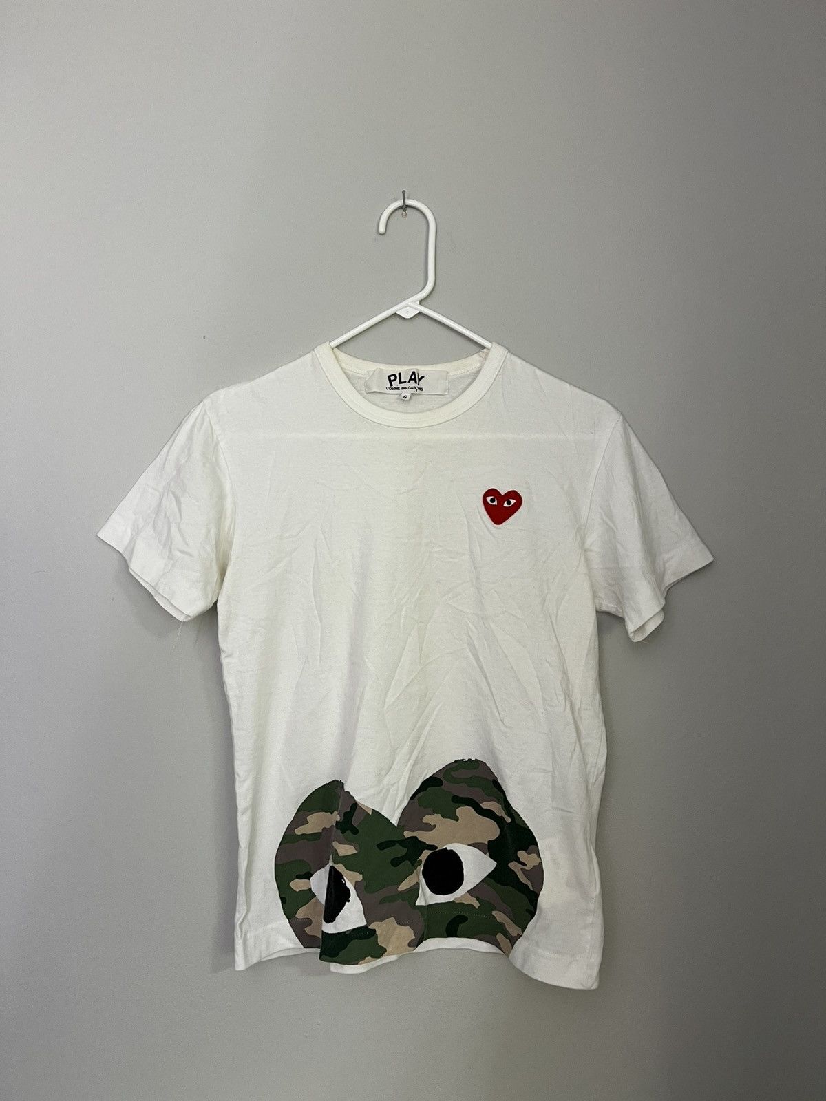 COMME DES GARÇONS PLAY RED EMBLEM LOW CAMO HEART T-SHIRT
