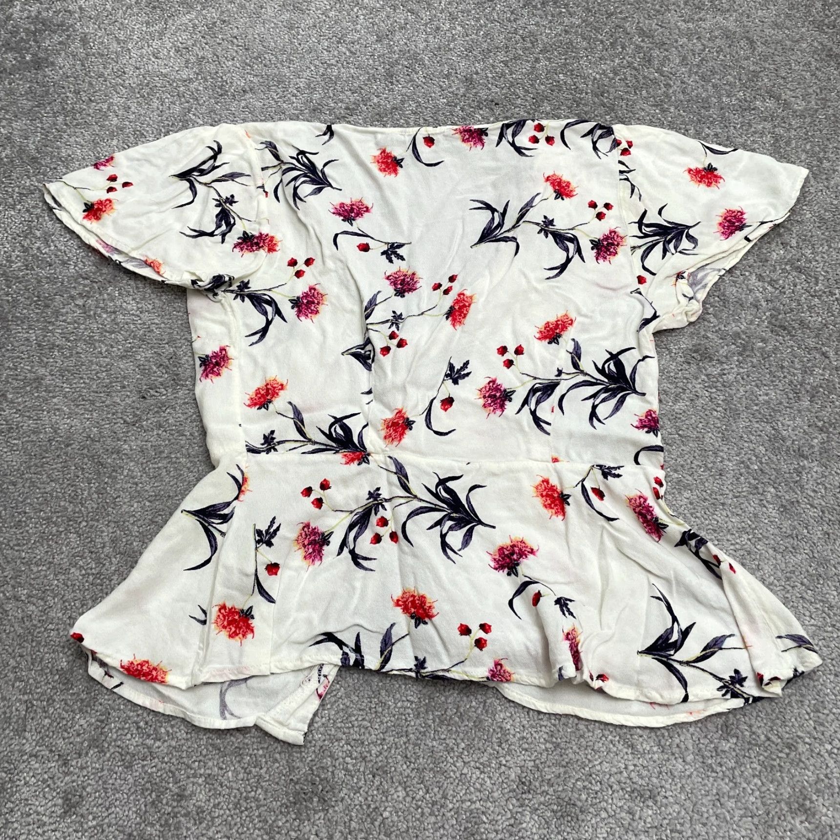 Acme Clothing One Clothing Button Up Dainty Floral Top Womens Small White Short Sleeve V-Neck Size S / US 4 / IT 40 - 2 Thumbnail