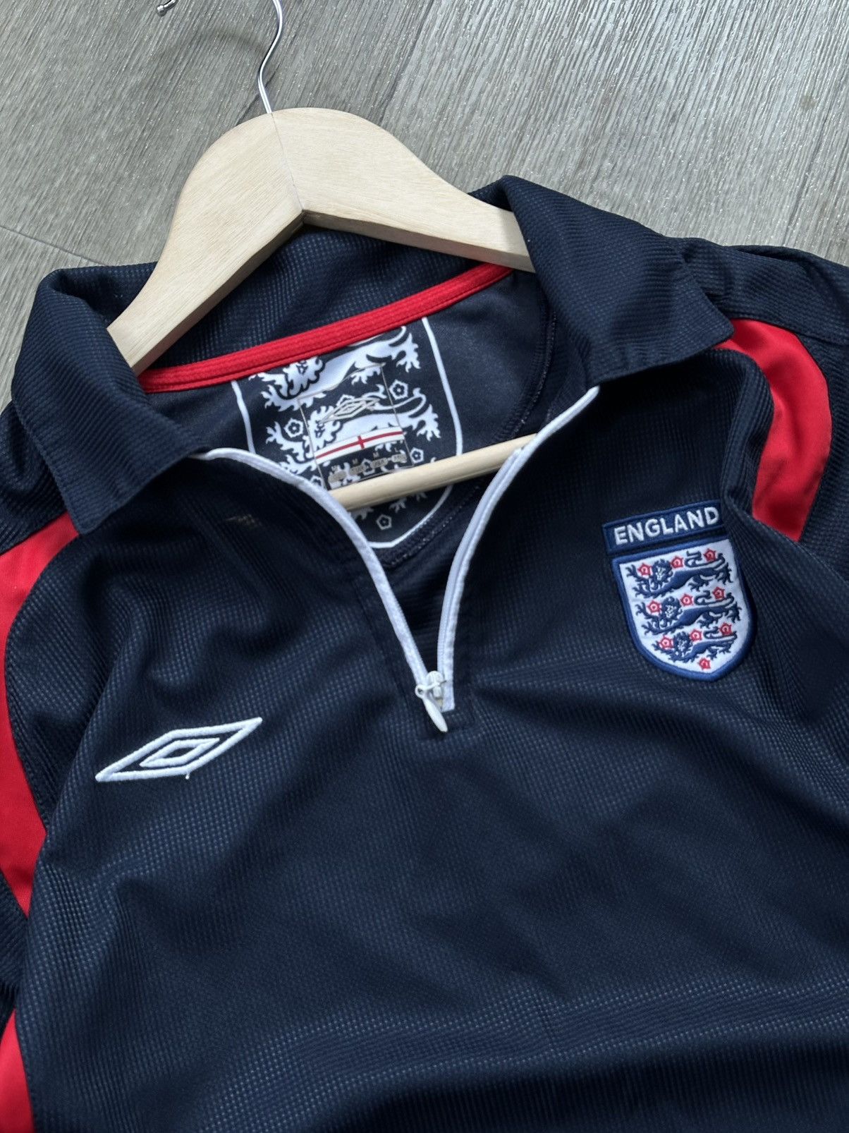 Umbro 🫧 UMBRO TRAINING SHIRT ENGLAND 2005/2006 Size US M / EU 48-50 / 2 - 4 Thumbnail