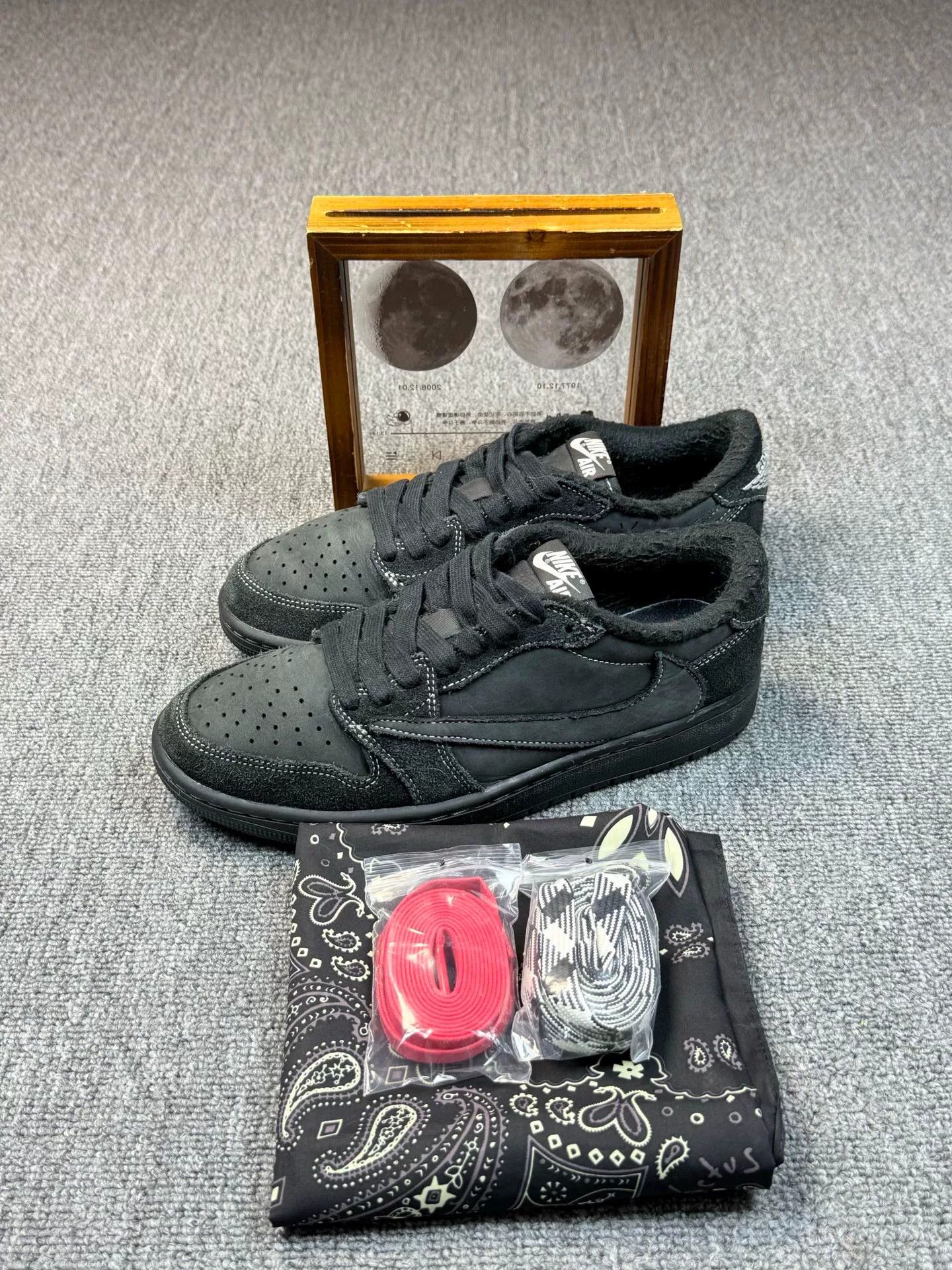 Nike Nike AJ1 Black Lowtop Sneakers 8 Men Size US 8 / EU 41 - 1 Thumbnail