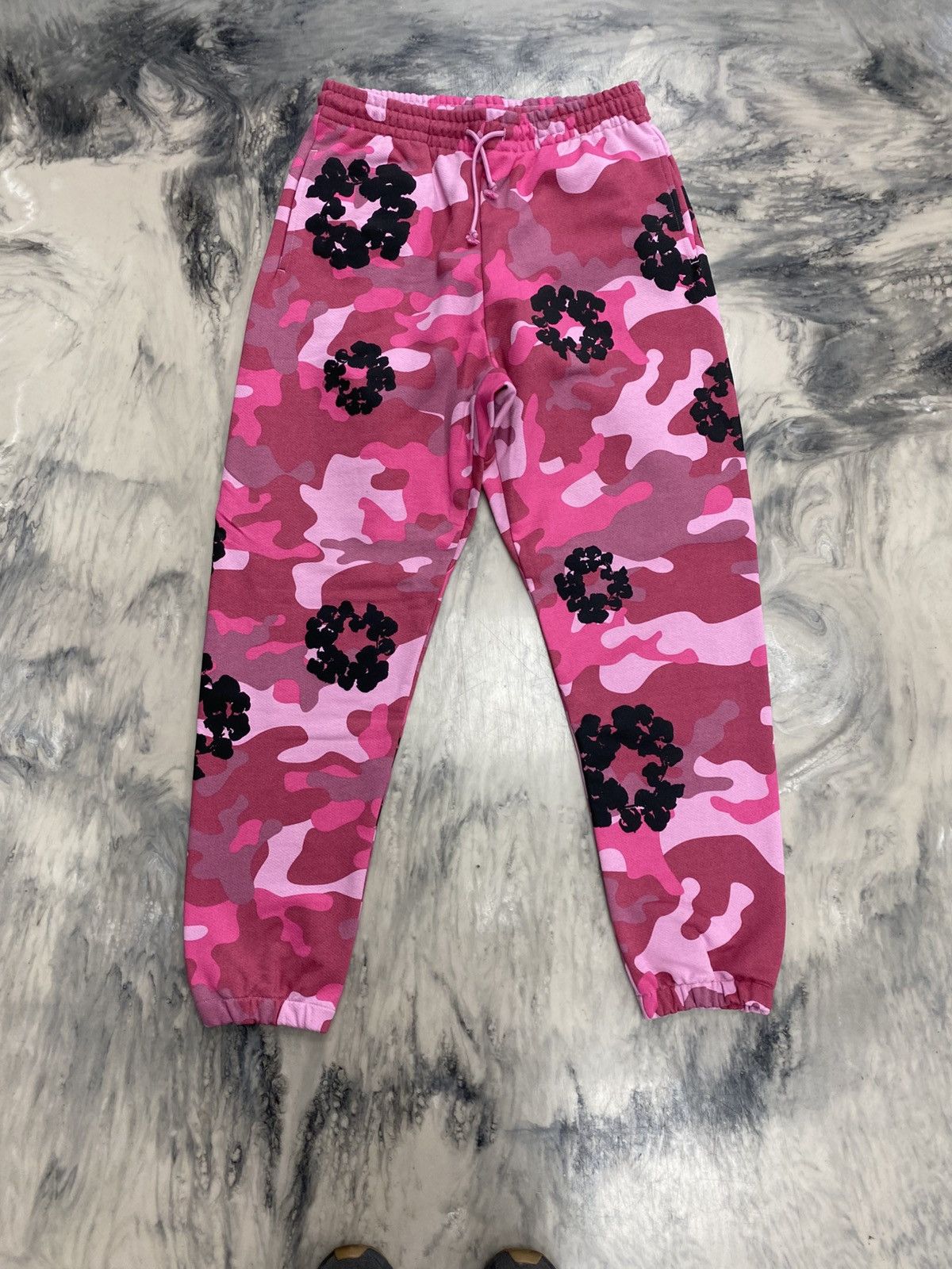 DENIM TEARS Denim tears cotton wreath sweatpants pink camo large Size US 34 / EU 50 - 1 Thumbnail