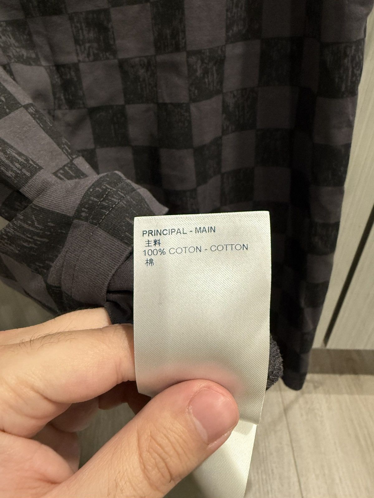 Louis Vuitton Louis Vuitton Grey Damier Logo T Shirt Size US XL / EU 56 / 4 - 7 Thumbnail