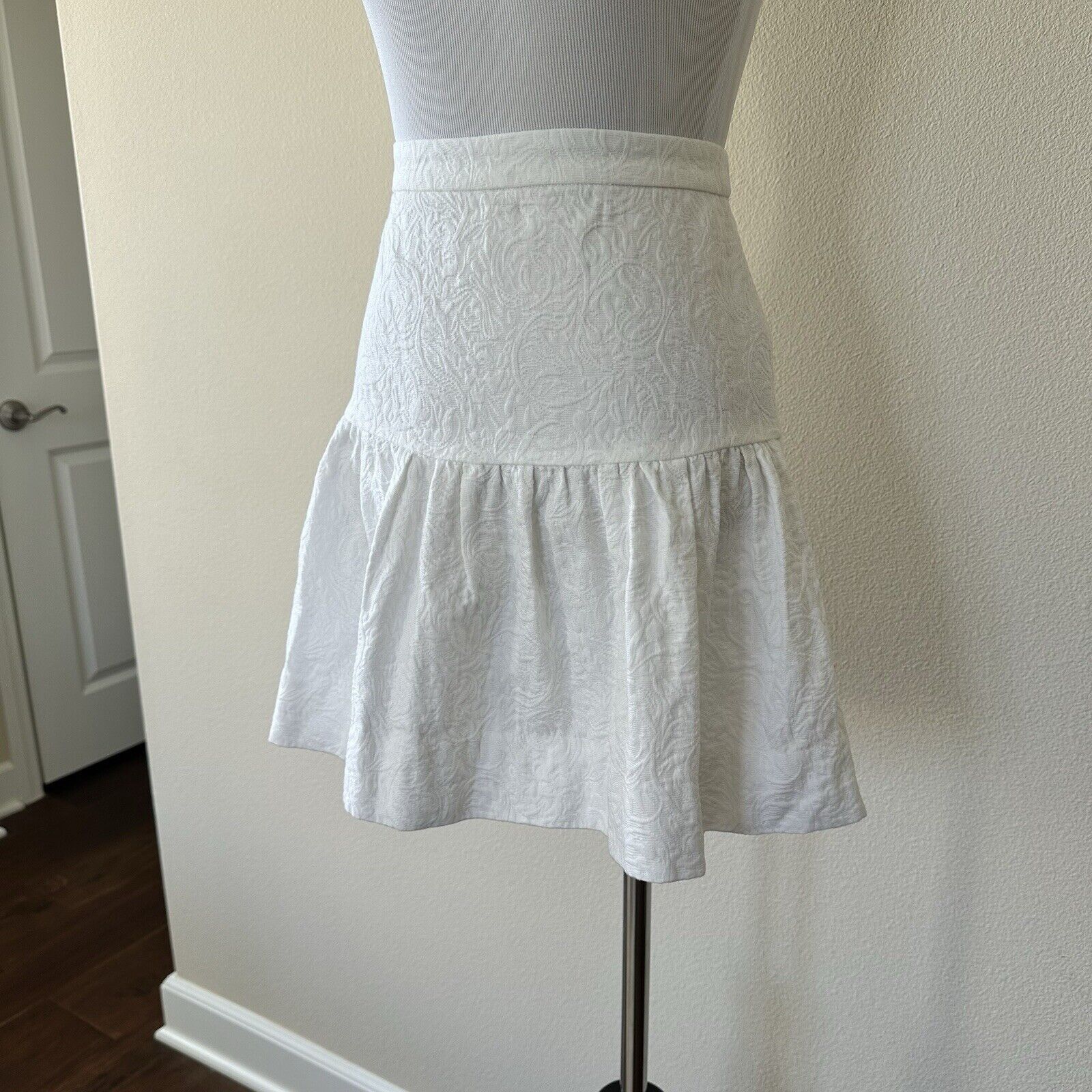 J.Crew J.Crew Cream Matelasse Drop Waist Hi Rise Mini Skirt Size 4 Size 27" / US 4 / IT 40 - 3 Thumbnail