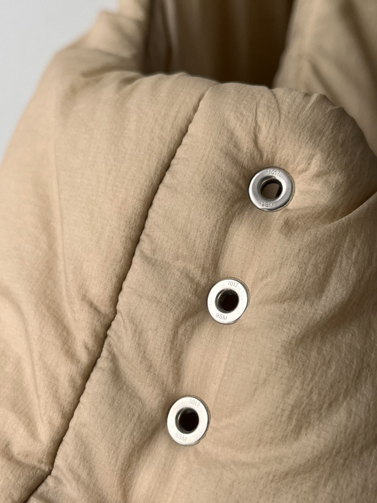 1017 ALYX 9SM 1017 ALYX 9SM Cropped Beige Padded Vest – Wide Large Fit Size US L / EU 52-54 / 3 - 9 Thumbnail