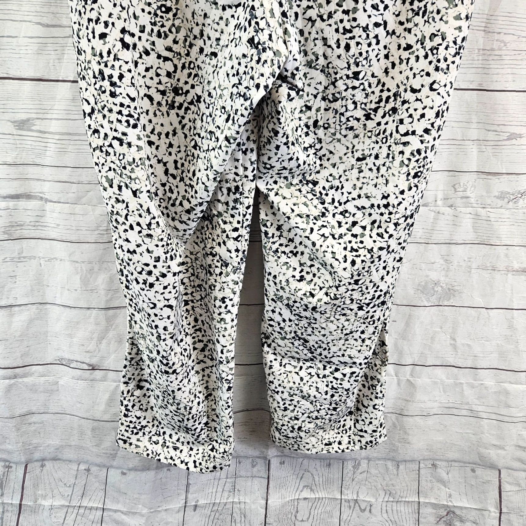 Old Navy Old Navy Active Womens StretchTech Cropped Pants Sz Medium White Green Size 32" / US 10 / IT 46 - 5 Thumbnail