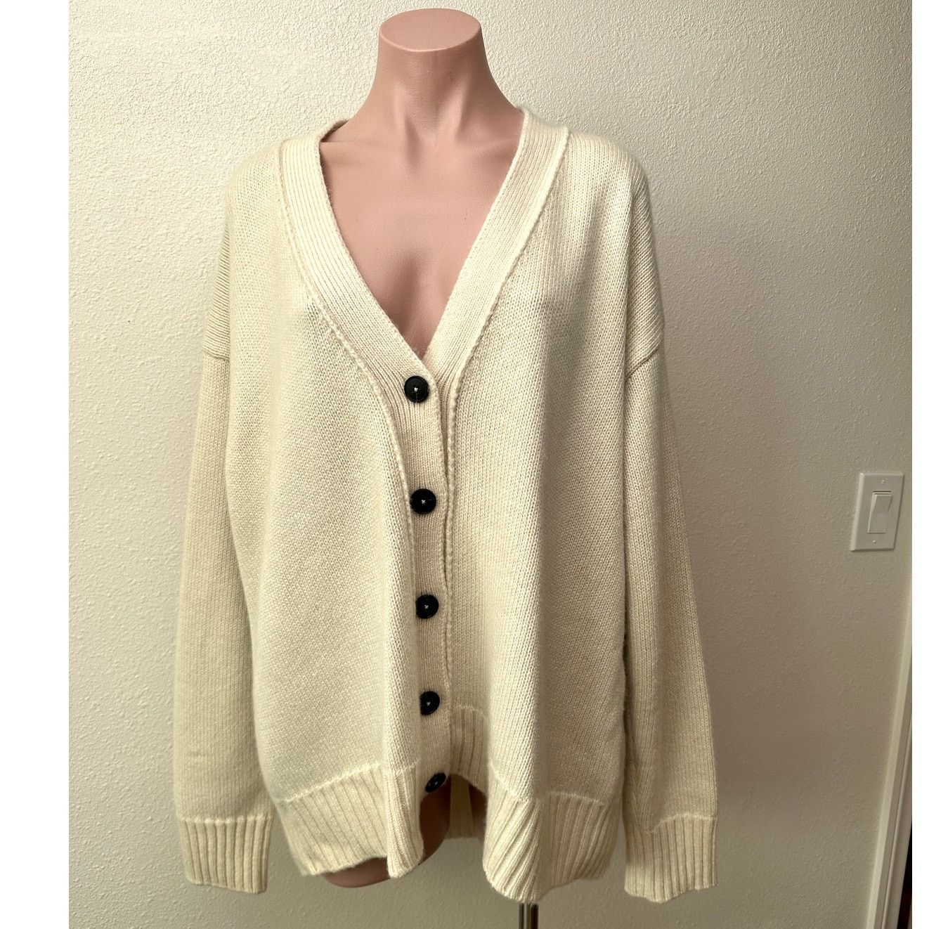 Jil Sander Jil Sander Cream V-Neck Button Long Sleeve Sweater 40 / 8 Size M / US 6-8 / IT 42-44 - 1 Thumbnail