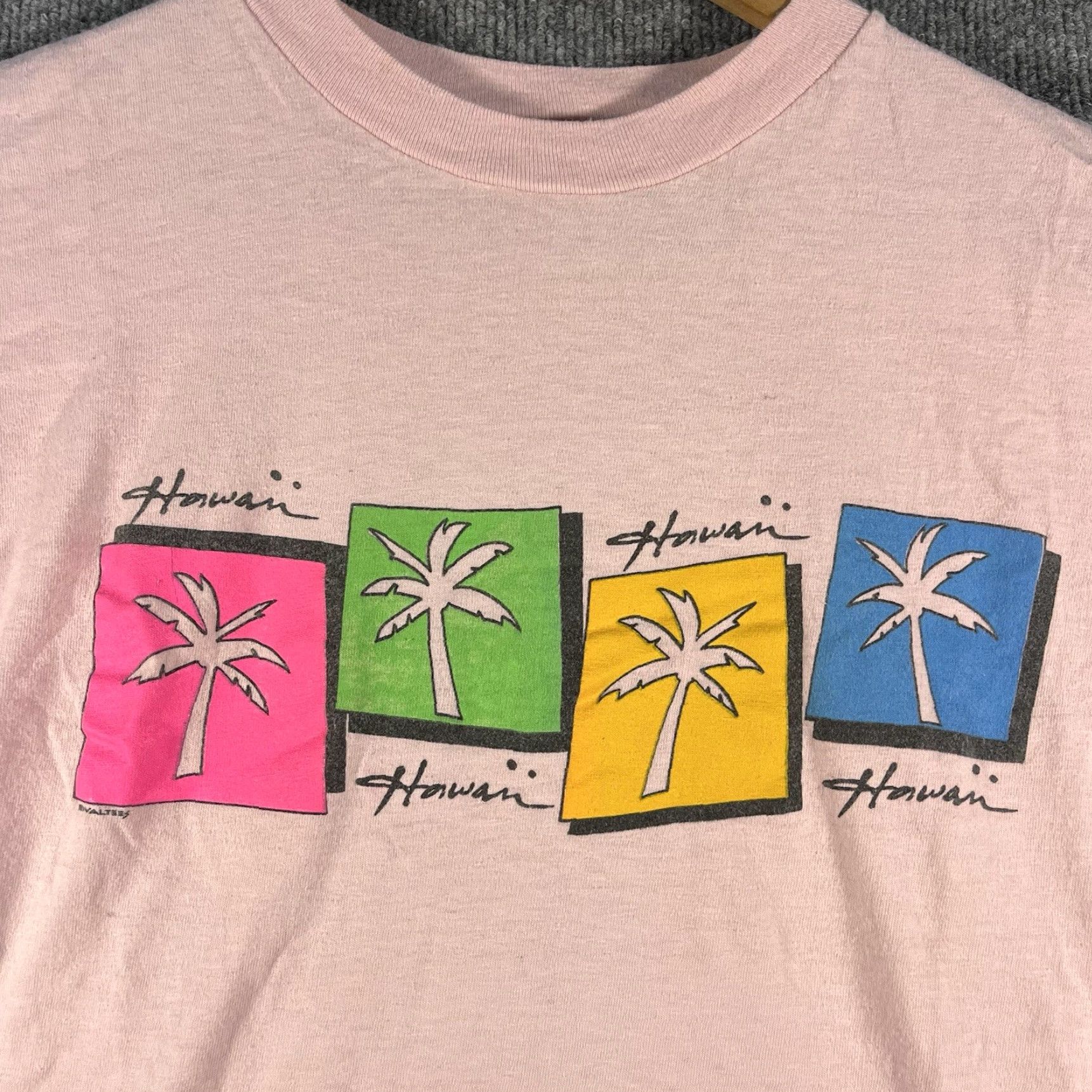 Hanes VINTAGE Hanes T-Shirt Hawaiian Tropical Floral 80s 90s Beach Rainbow Pink Large Adult Unisex Crew Neck Short Sleeve USA Mens Womens Size US L / EU 52-54 / 3 - 2 Thumbnail