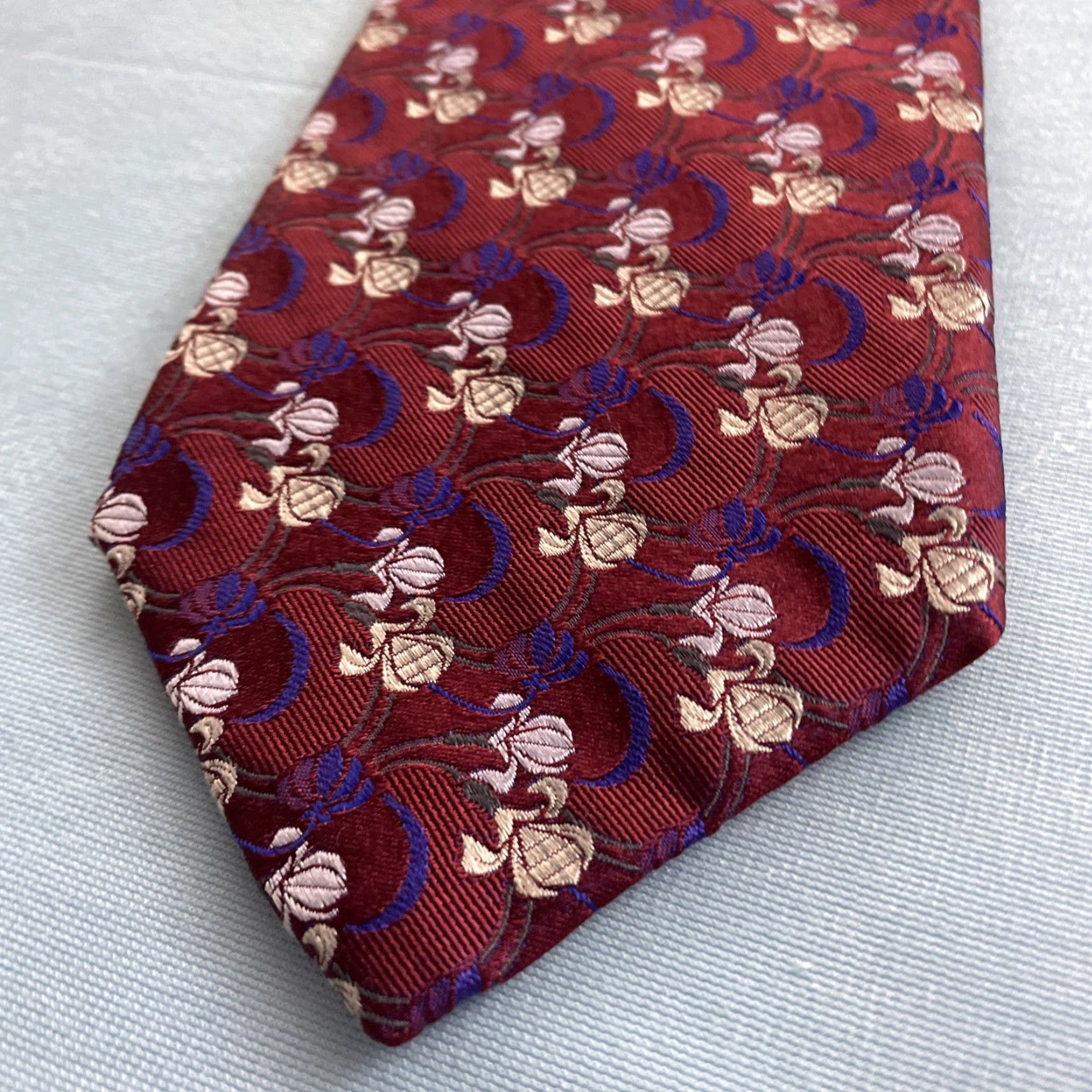 Robert Talbott VINTAGE Robert Talbott Best of Class Medallion Tie 100% Silk Made USA Red Blue Geometric Classic 57"-60" Men's Tie Size ONE SIZE - 4 Thumbnail