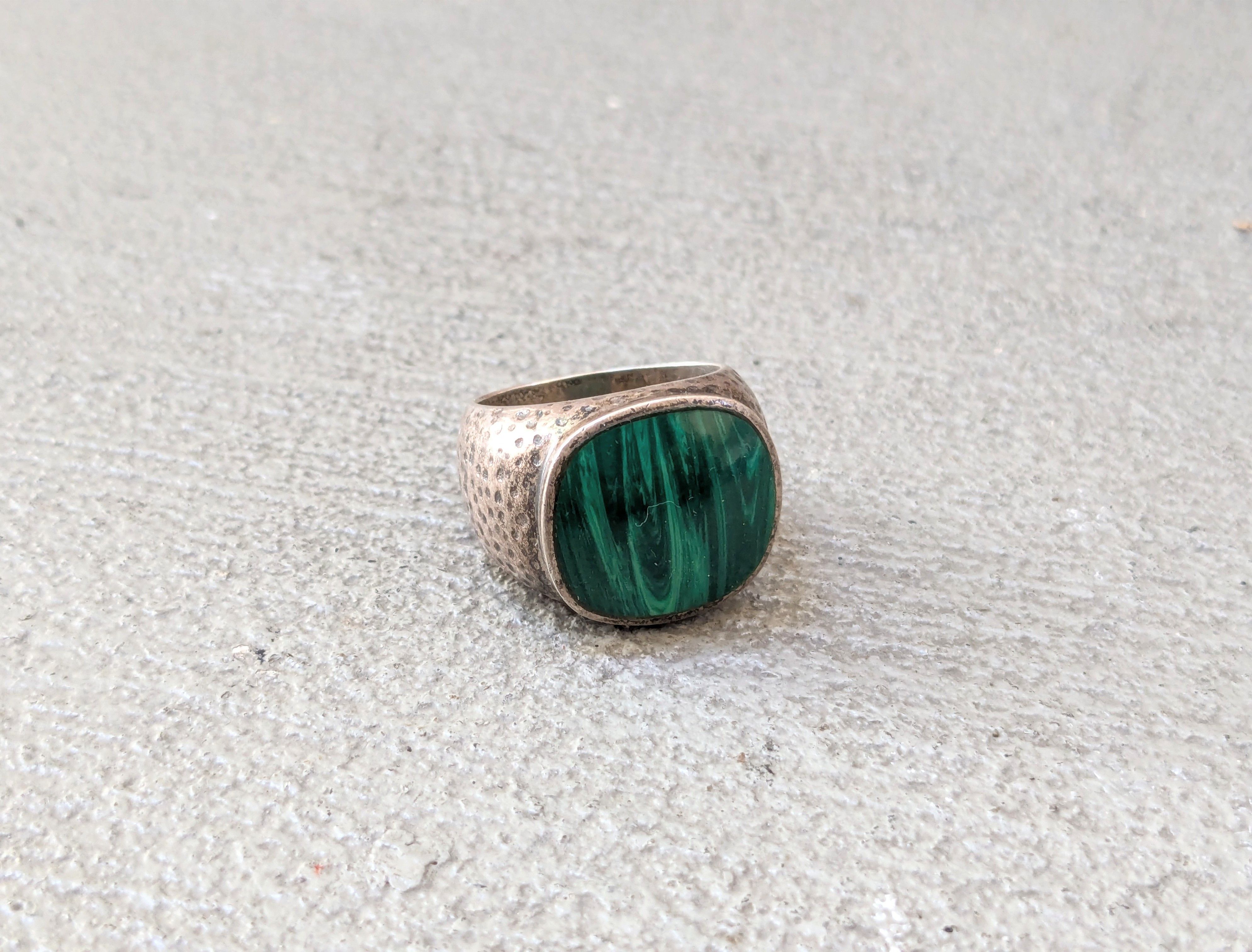 Jewelry Vintage Sterling Silver Ring Green Malachite Hammered Size ONE SIZE - 1 Thumbnail
