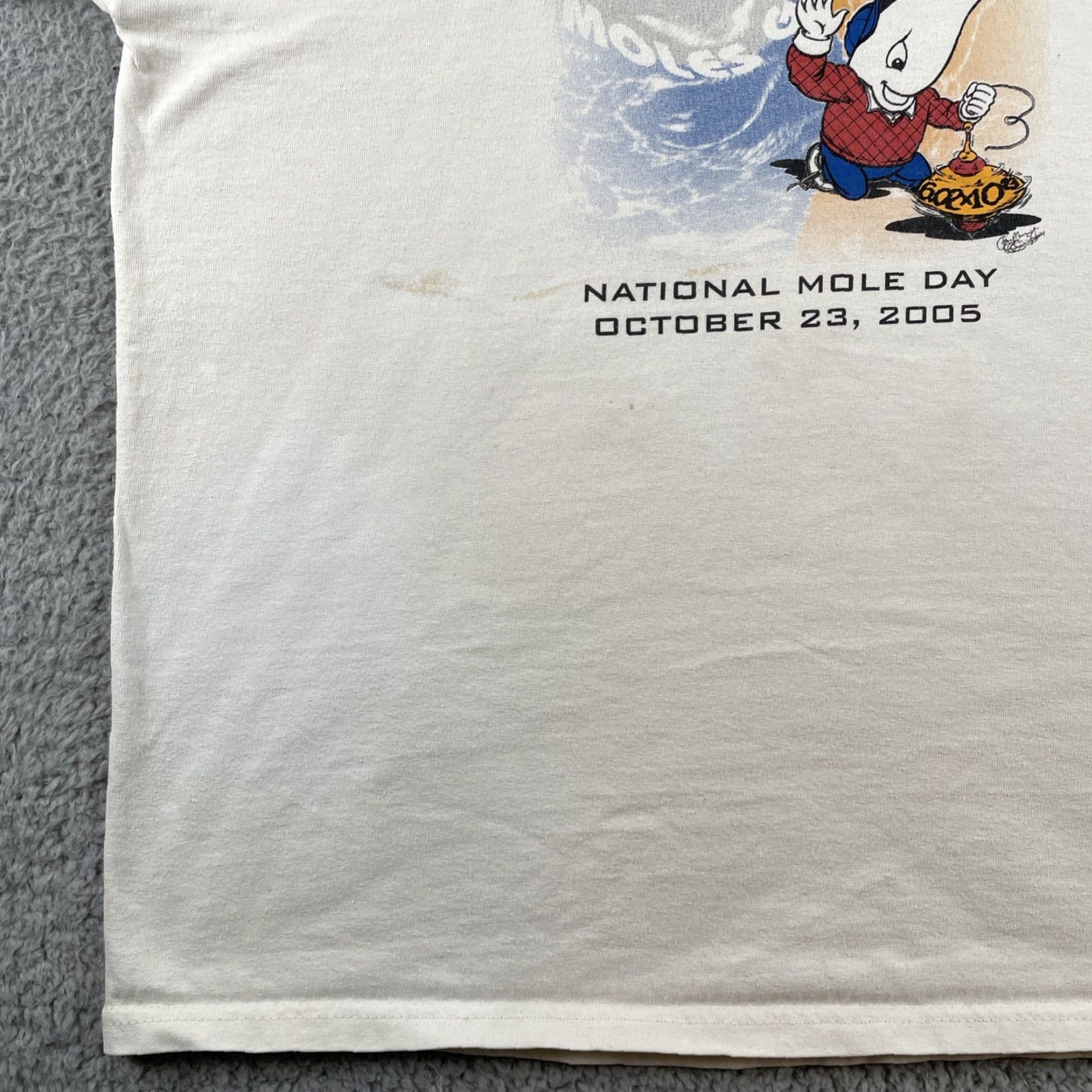 Gildan VINTAGE Gildan Mens Large White T Shirt Moles Go Round Mole Day 2005 Y2K Tee Size US L / EU 52-54 / 3 - 7 Thumbnail