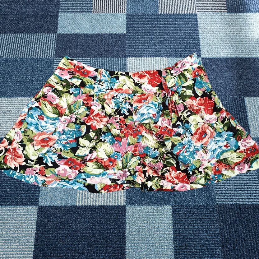 Forever 21 FOREVER 21 Shorts Womens S Green Floral Pleated Front Zip Culotte Casual Summer Spring Size 26" / US 2 / IT 38 - 1 Thumbnail