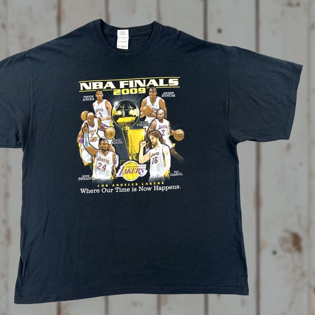 Gildan VINTAGE Gildan Mens 2XL Black T Shirt Lakers Kobe Bryant 2009 NBA Finals Angel Graphic Print Los Angeles LA Lakers Sports Crew Neck Short Sleeve Nike Size US XXL / EU 58 / 5 - 1 Thumbnail