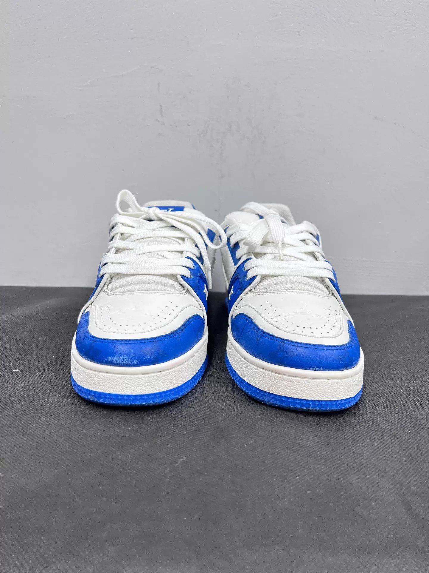 Louis Vuitton Lv Trainer White/Blue Embossed Sneaker EU39.5 MINT Size US 6.5 / EU 39-40 - 2 Thumbnail