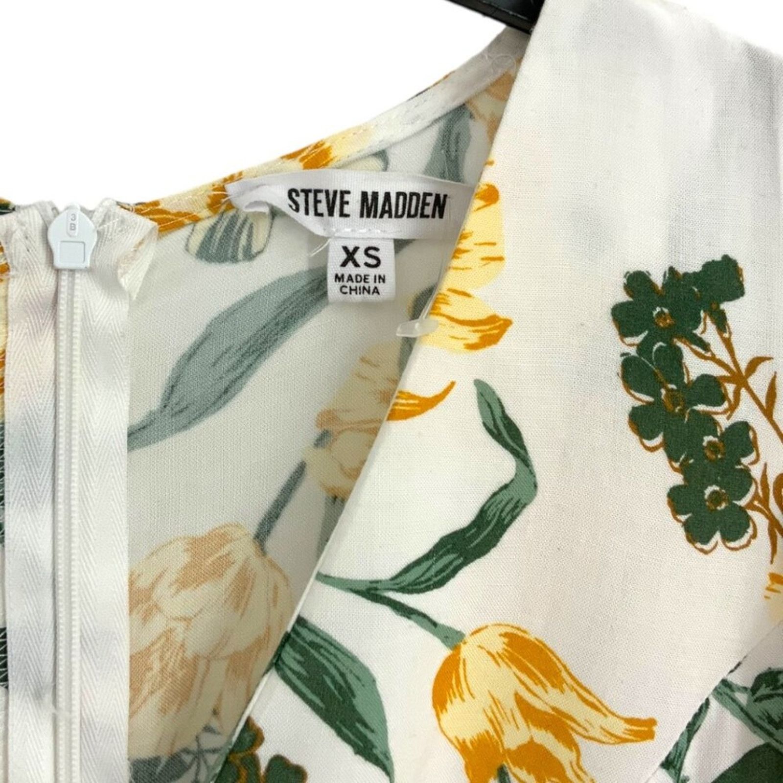 Steve Madden Steve Madden Floral V Neck Flutter Sleeve Romper XS NWOT Size 26" / US 2 / IT 38 - 3 Thumbnail