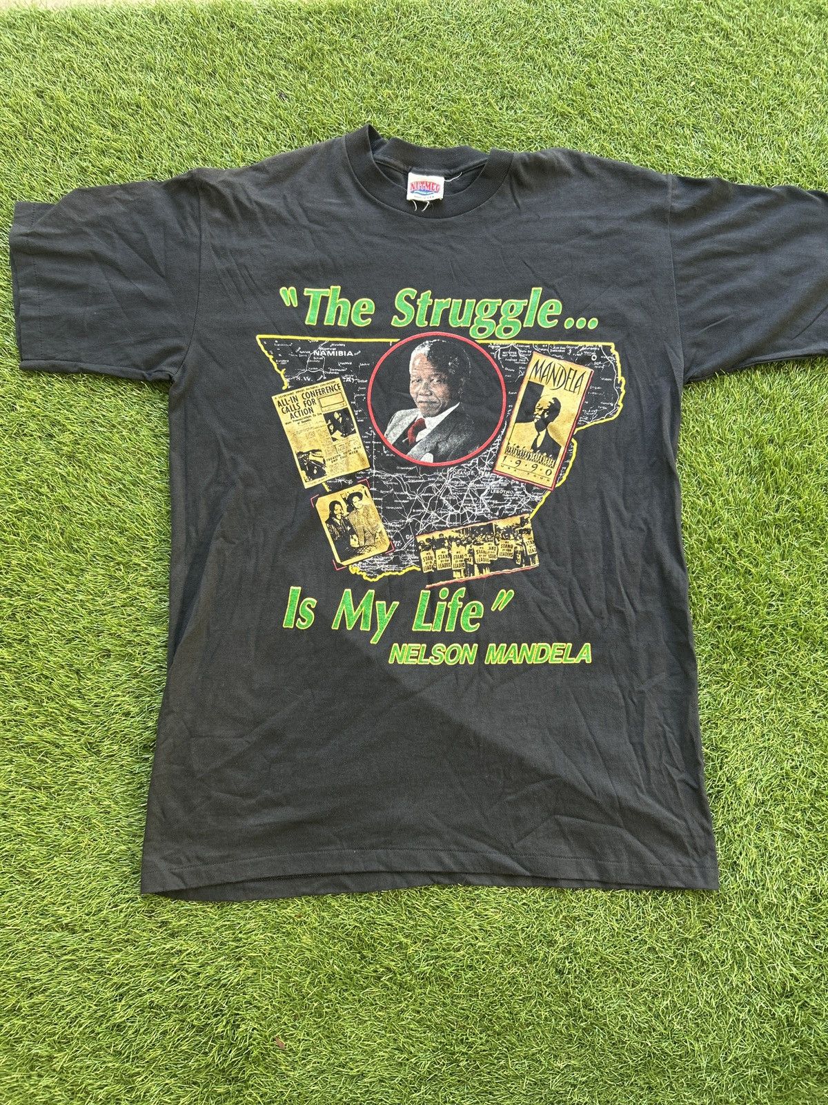 Vintage Vintage Nelson Mandela “The Struggle Is My Life” T-Shirt Size US XL / EU 56 / 4 - 1 Thumbnail