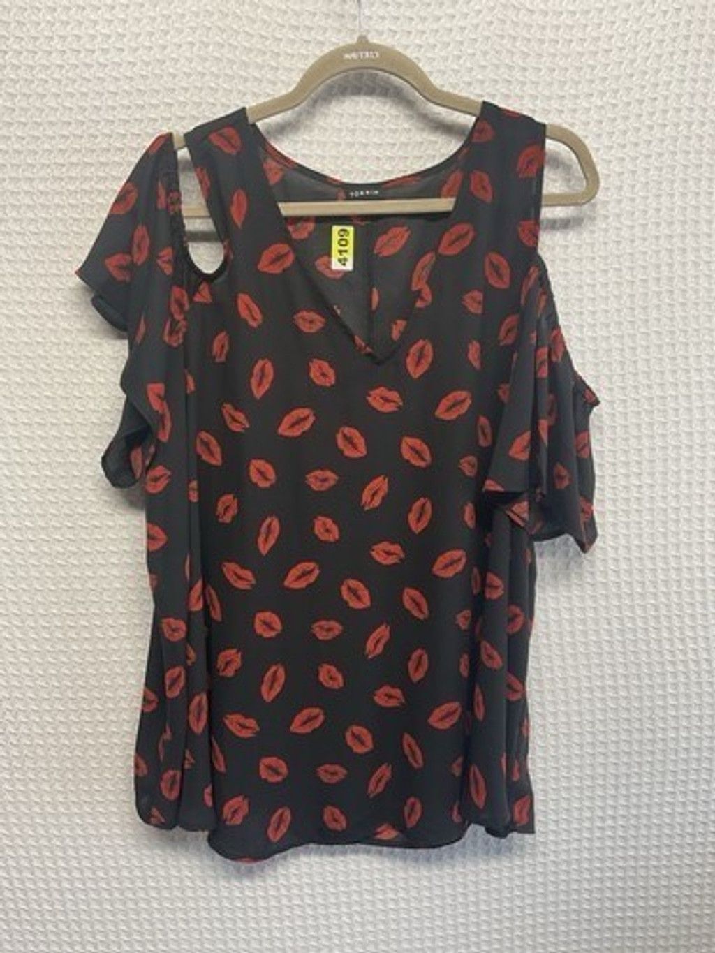 Torrid NWOT Torrid Lips Print Cold Shoulder V-Neck Blouse Women 2X Size ONE SIZE - 1 Thumbnail