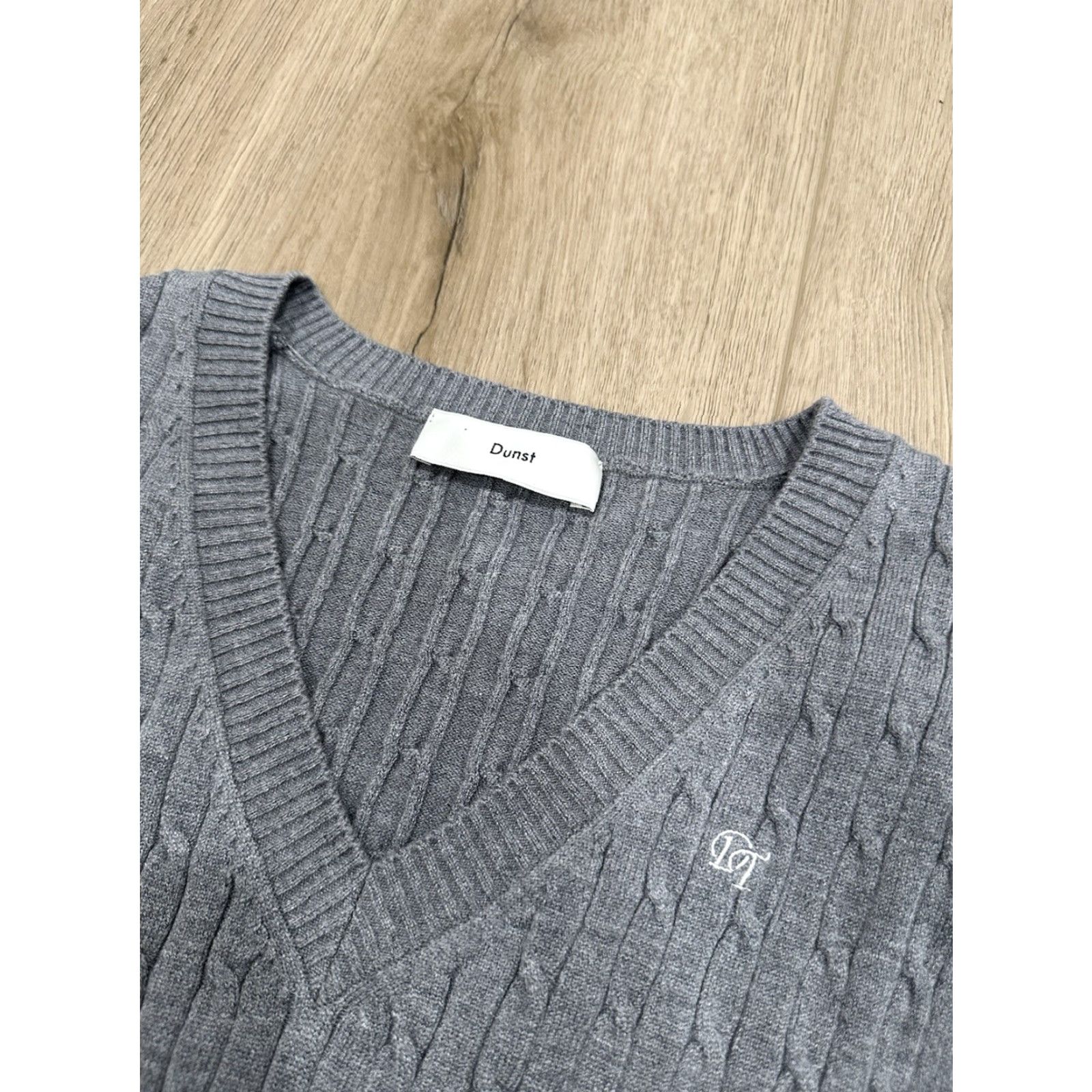 Vintage LUXURY DUNST V- Neck Cable Knit VEST MELANGE Gray SIZE Medium UNISEX KNIT Size US M / EU 48-50 / 2 - 4 Thumbnail