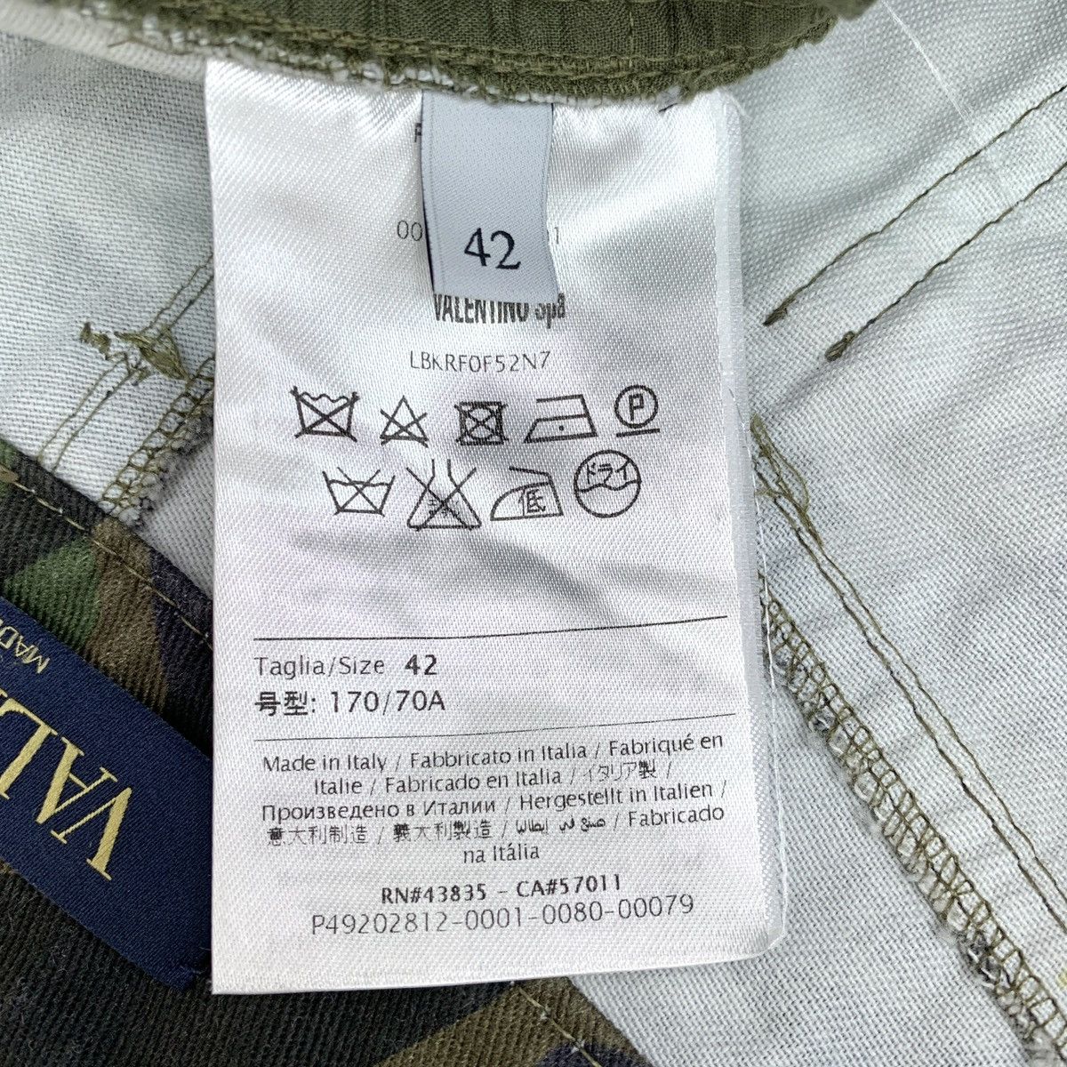 Valentino Valentino Star All Over Print Camouflage Casual Shorts K26WX Size 28" / US 6 / IT 42 - 6 Thumbnail