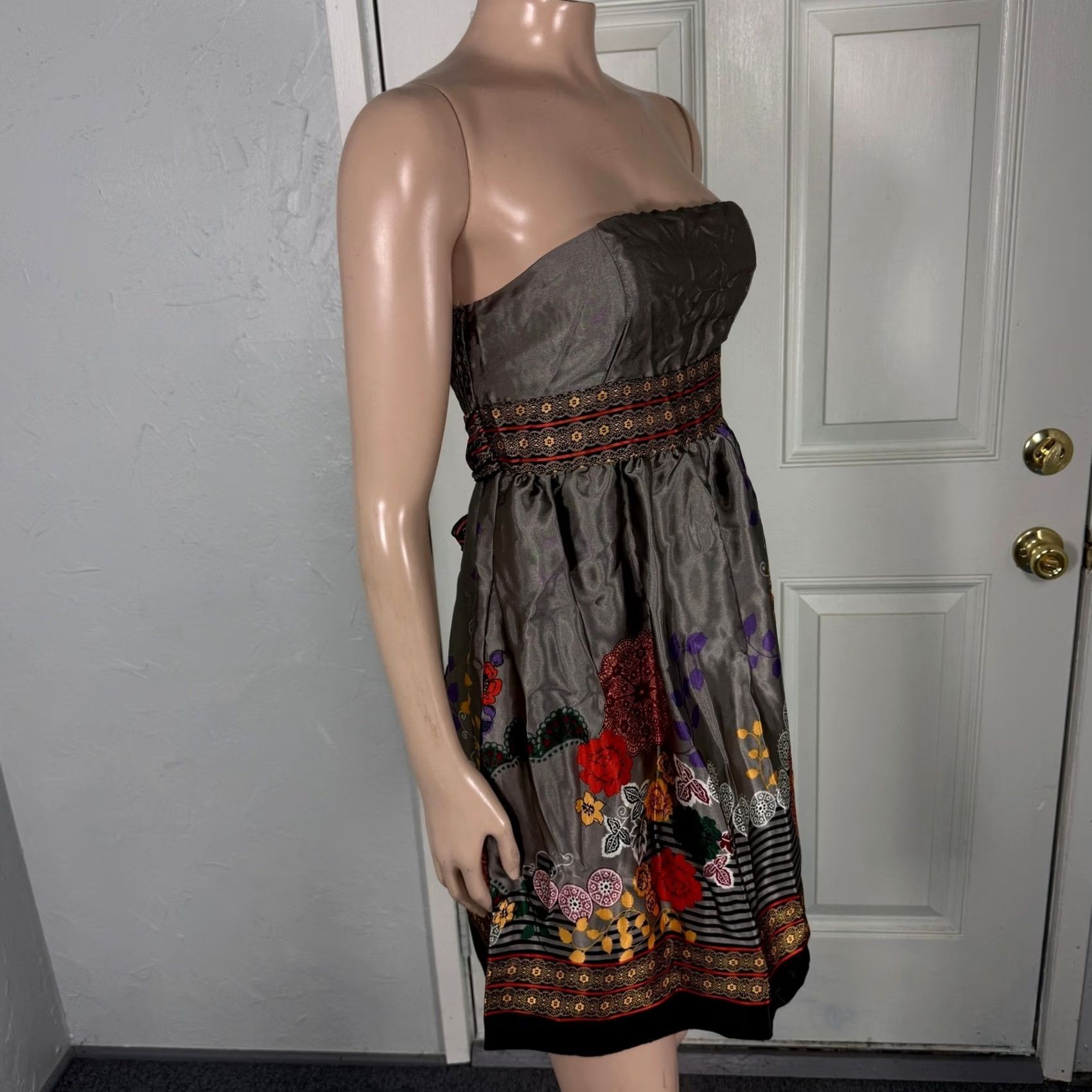 Vintage VINTAGE Charlotte Russe Dress S Polyester Satin Floral Strapless Smocked W7 Gray Casual Ladies Women'S? Size S / US 4 / IT 40 - 6 Thumbnail