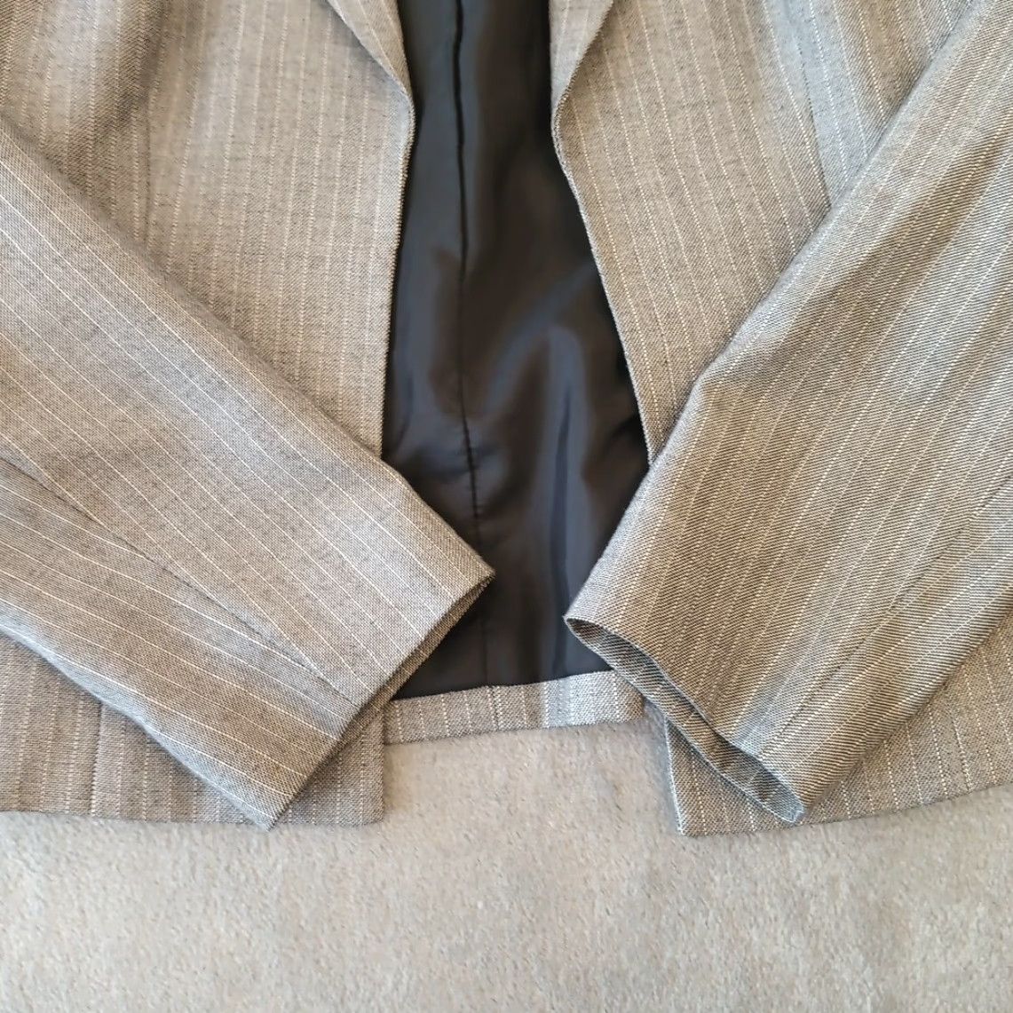 Kasper Kasper Blazer Womens 6P Petite Gray Striped Lined Notch Lapel Single-Breasted Open Long Sleeve Jacket Pant Suit Business Size M / US 6-8 / IT 42-44 - 4 Thumbnail