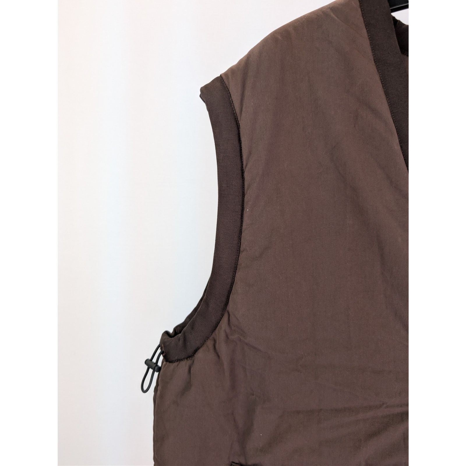 Jacquemus o1rshd1 'Le Gilet Carozzu' padded vest in dark brown Size US L / EU 52-54 / 3 - 6 Thumbnail