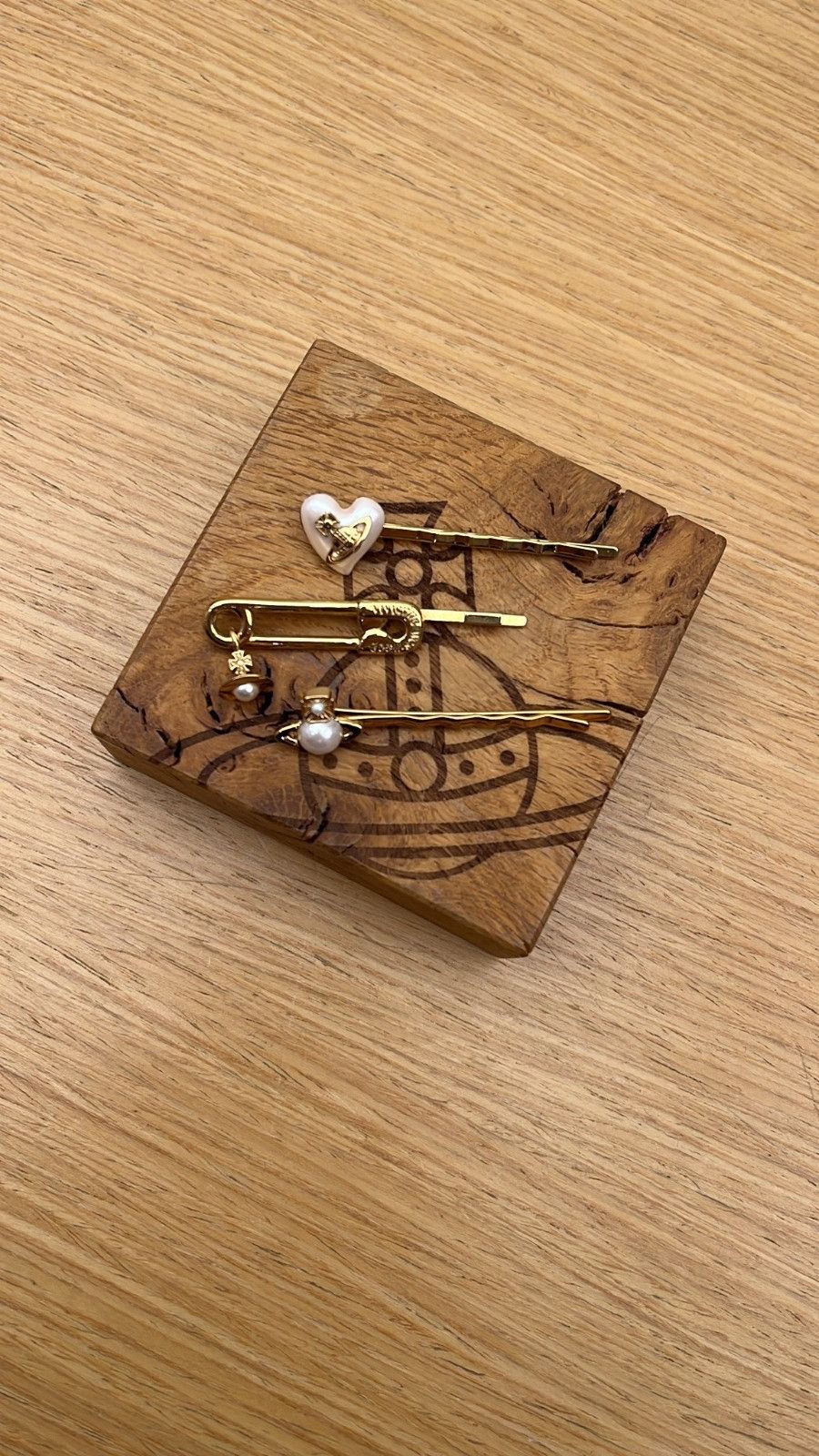 Vivienne Westwood o1f1d3z1025 Size: OS / Tilde Bobby Pin-Set of Three in Gold Size ONE SIZE - 1 Preview