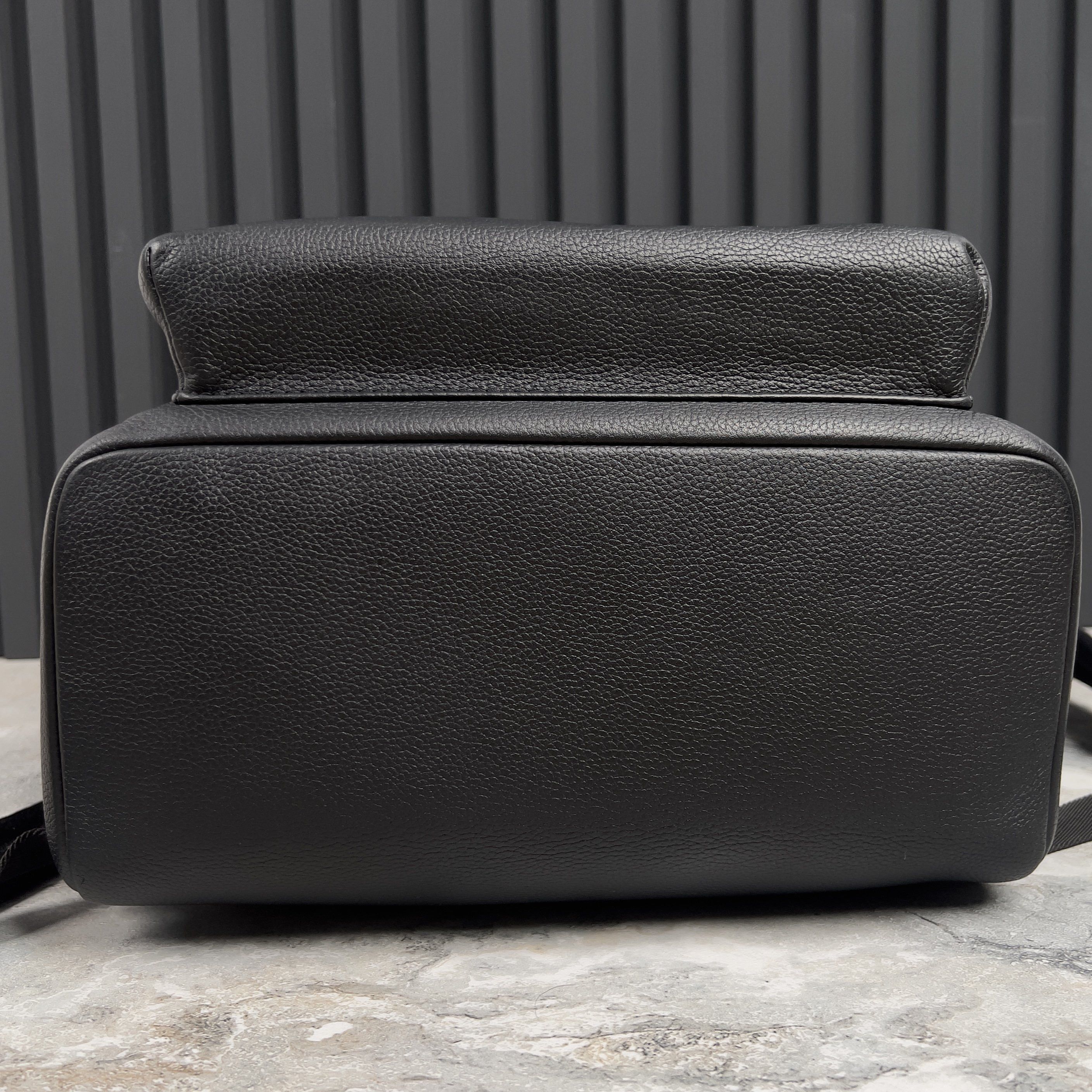 Louis Vuitton Louis Vuitton Aerogram Takeoff Backpack Grain Leather Size ONE SIZE - 8 Thumbnail