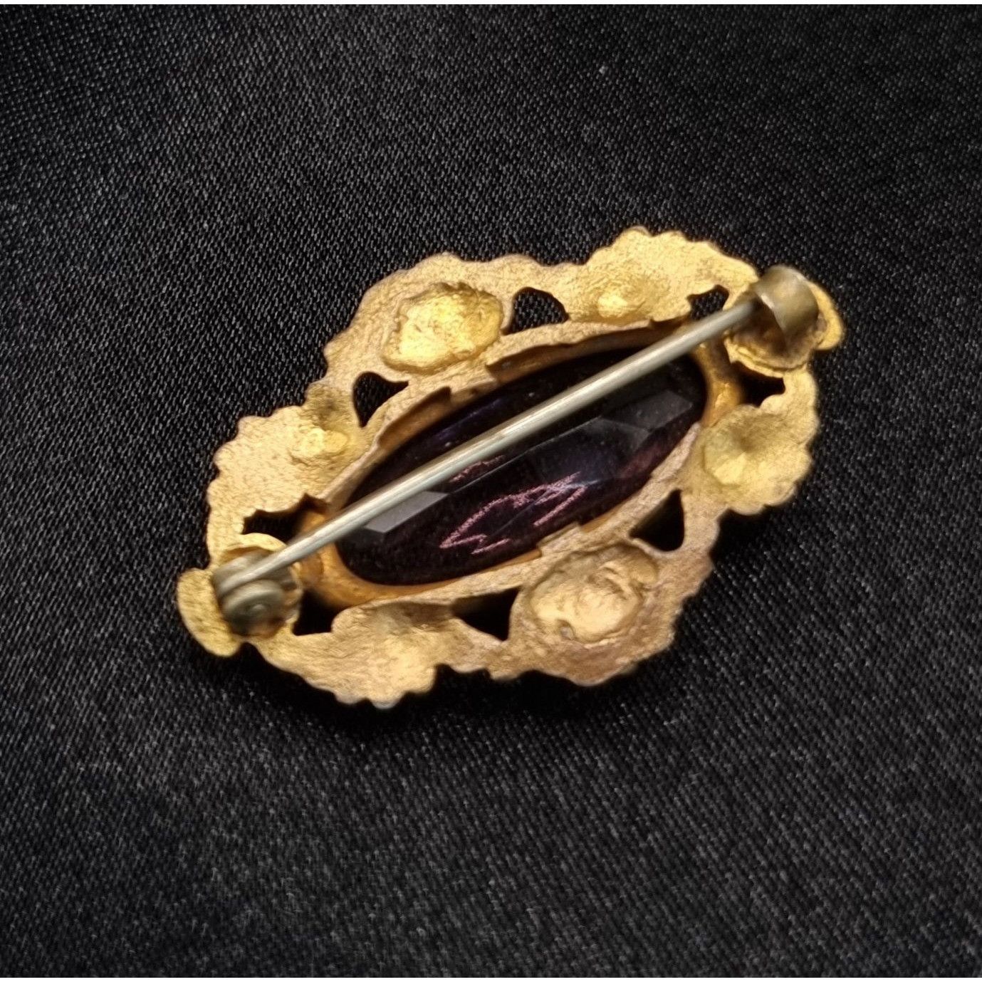 Vintage Antique Early 20th Century Gold-Tone Brooch With Purple Glas Size ONE SIZE - 4 Thumbnail