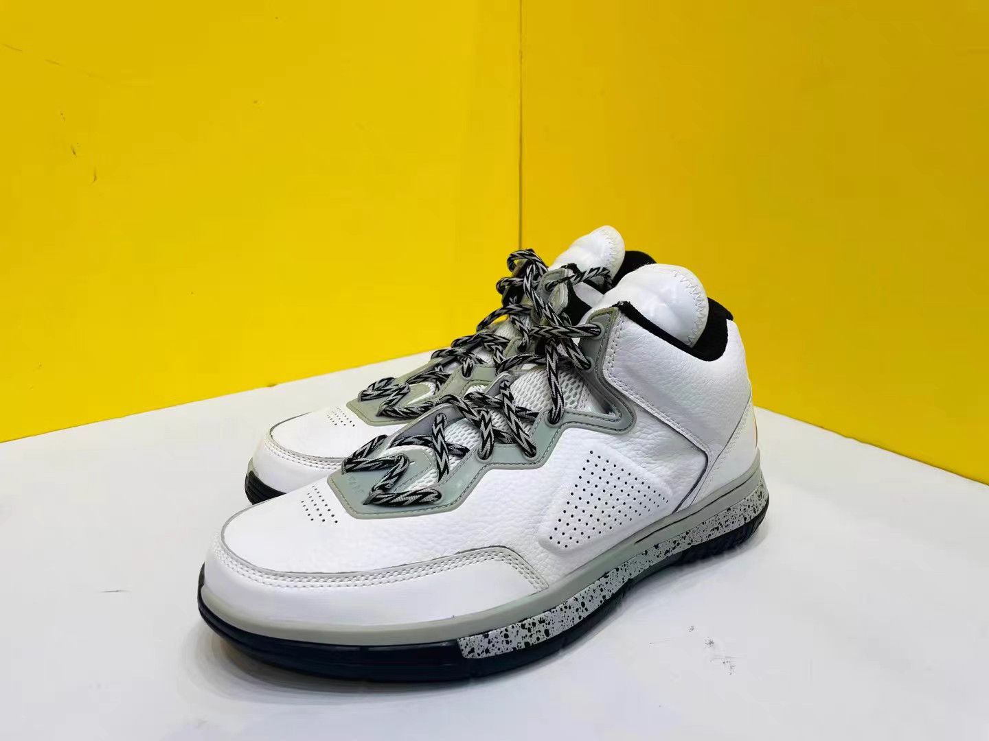 Li-Ning Li-Ning Way of Wade 1 305 White Gray K15 Size US 11 / EU 44 - 1 Thumbnail