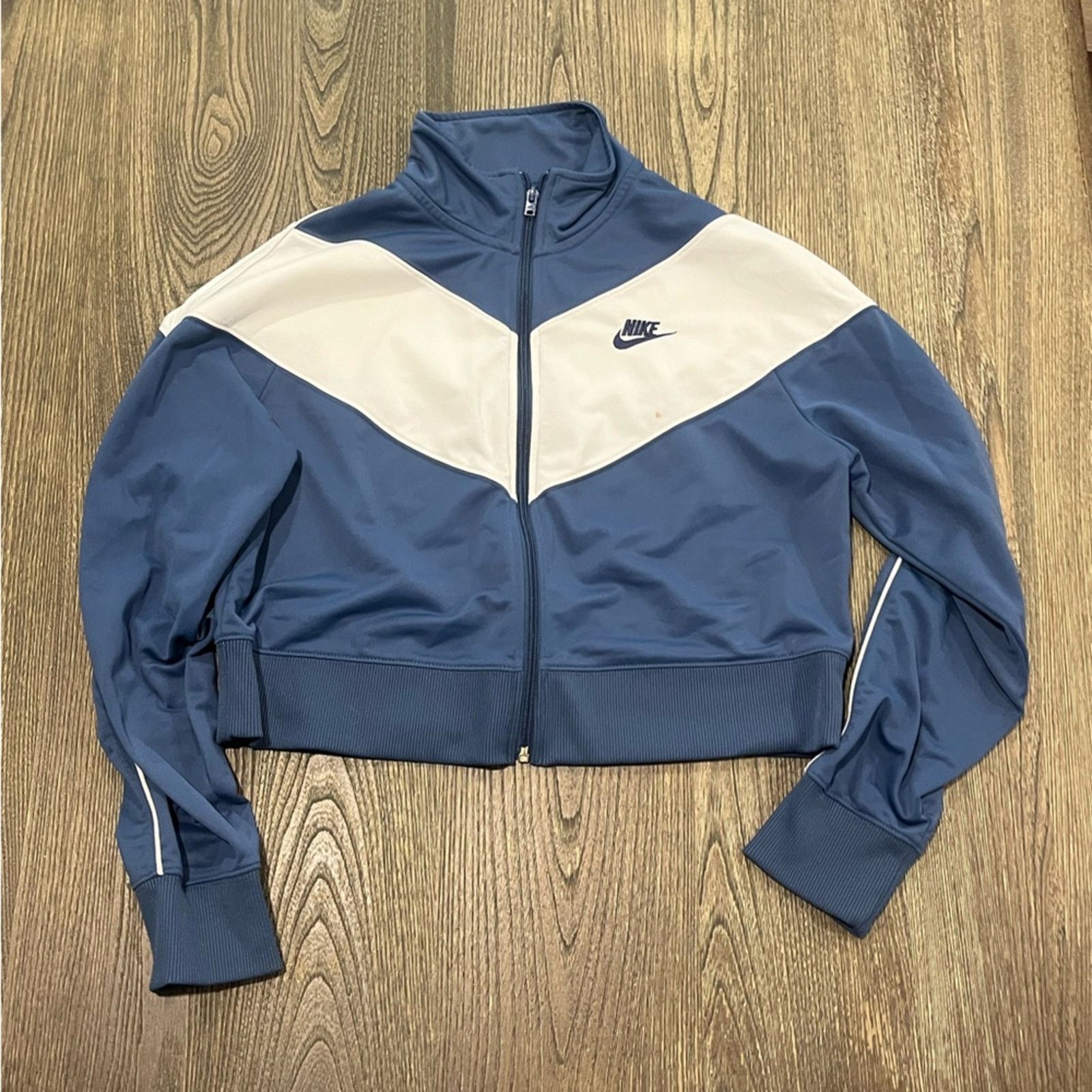 Nike Nike Cropped Track Jacket Heritage Logo Zip Up Size L Size US L / EU 52-54 / 3 - 1 Thumbnail