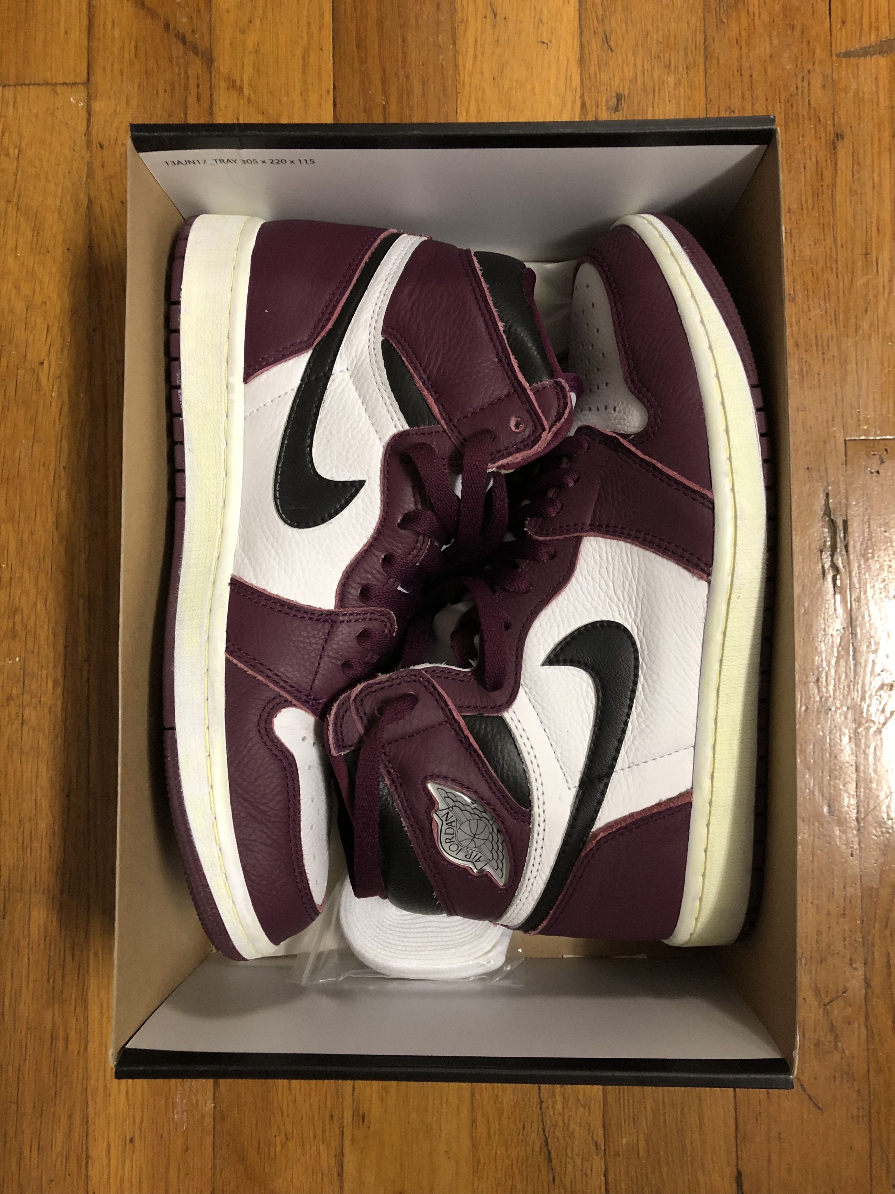 Nike *USED* Nike Air jordan 1 high OG Bordeaux sz 9 555088 611 Size US 9 / EU 42 - 1 Thumbnail