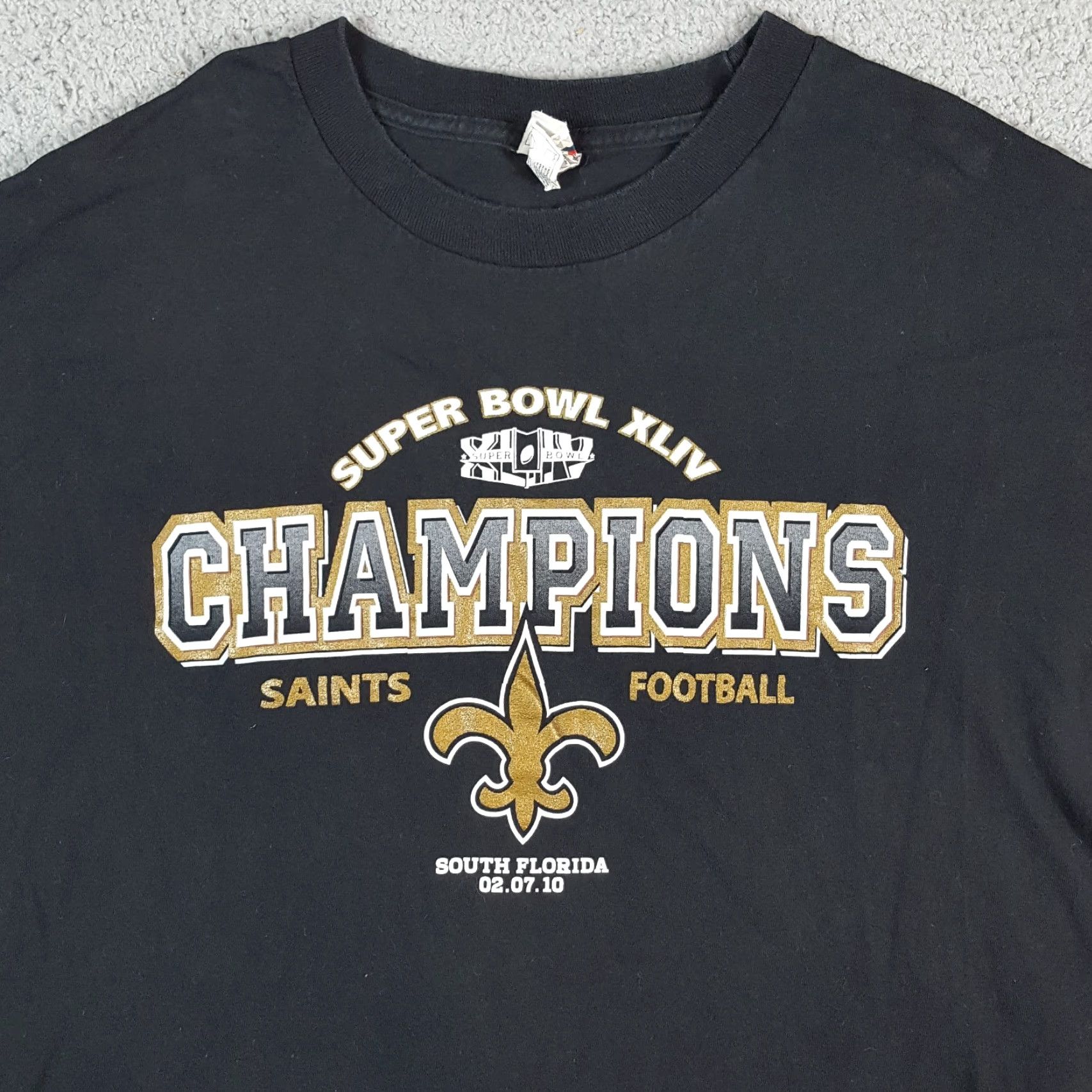 Champion VINTAGE 2010 Super Bowl XLIV New Orleans Saints Champions Men's Size XL Football T Shirt Size US XL / EU 56 / 4 - 2 Thumbnail