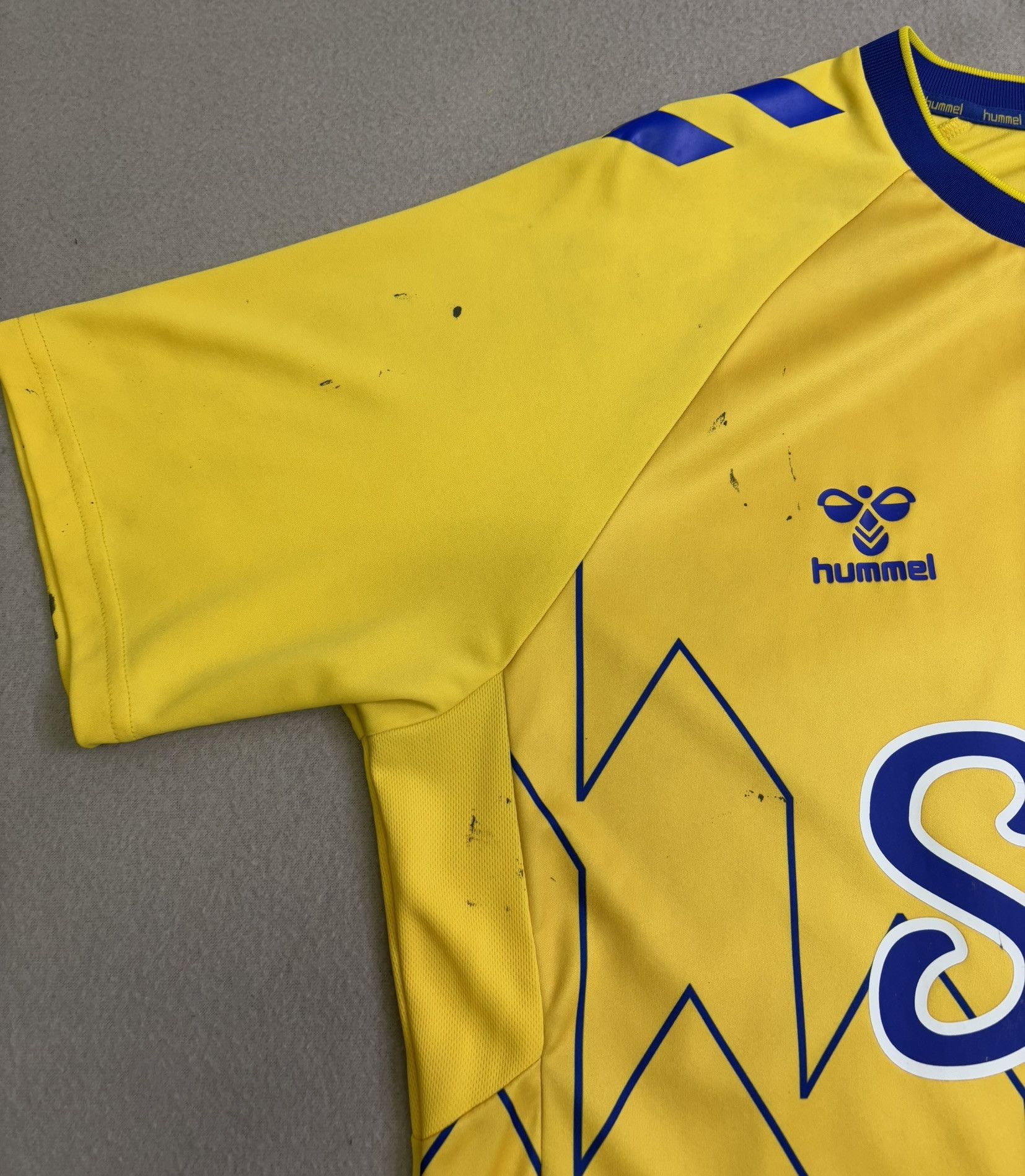 Hummel Everton 2022-2023 Iwobi #17 Hummel Football Jersey Size XL Size US XL / EU 56 / 4 - 7 Thumbnail