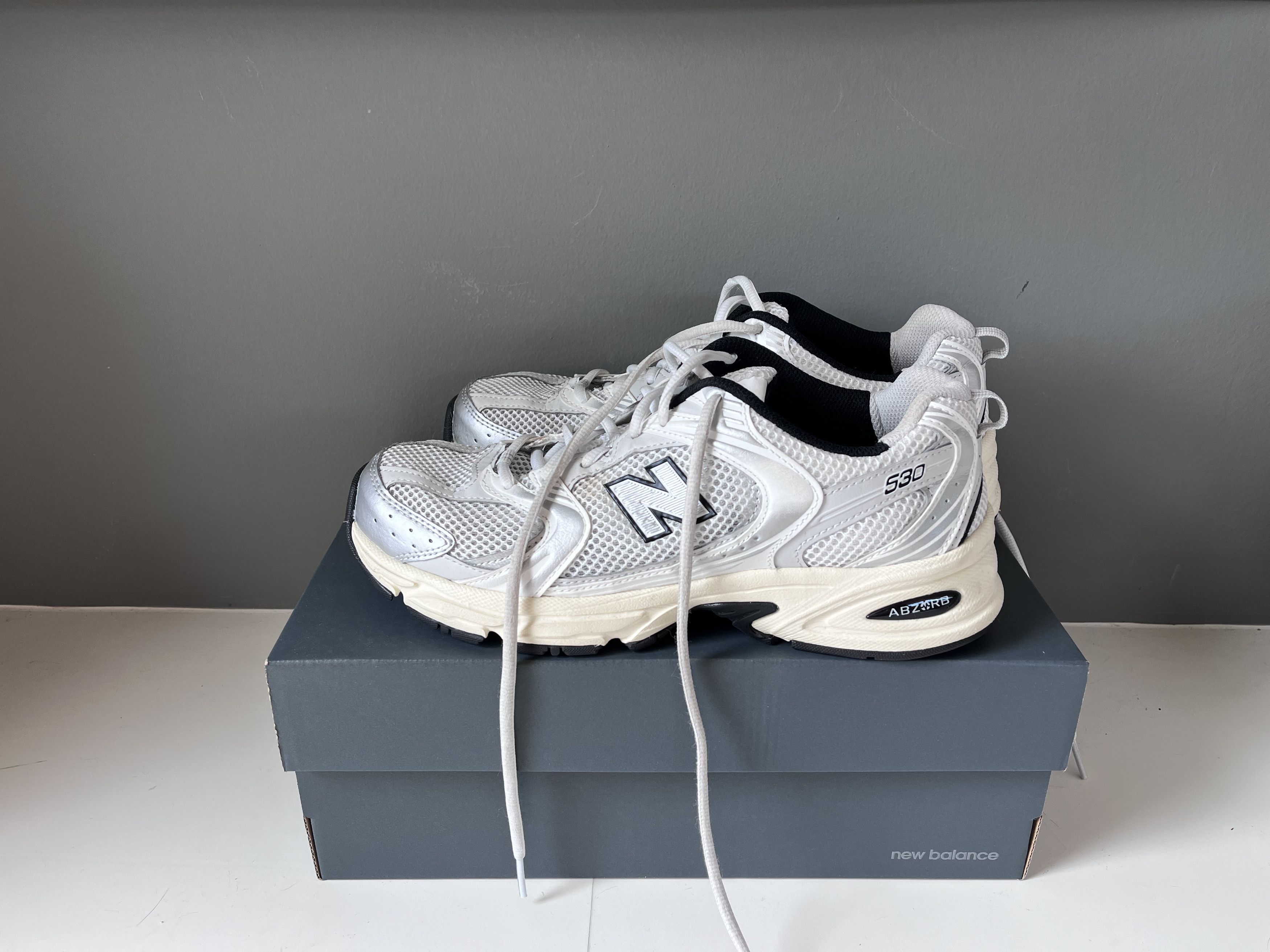 New Balance New Balance MR530 White/Silver/Black Size US 8.5 / EU 41-42 - 1 Thumbnail