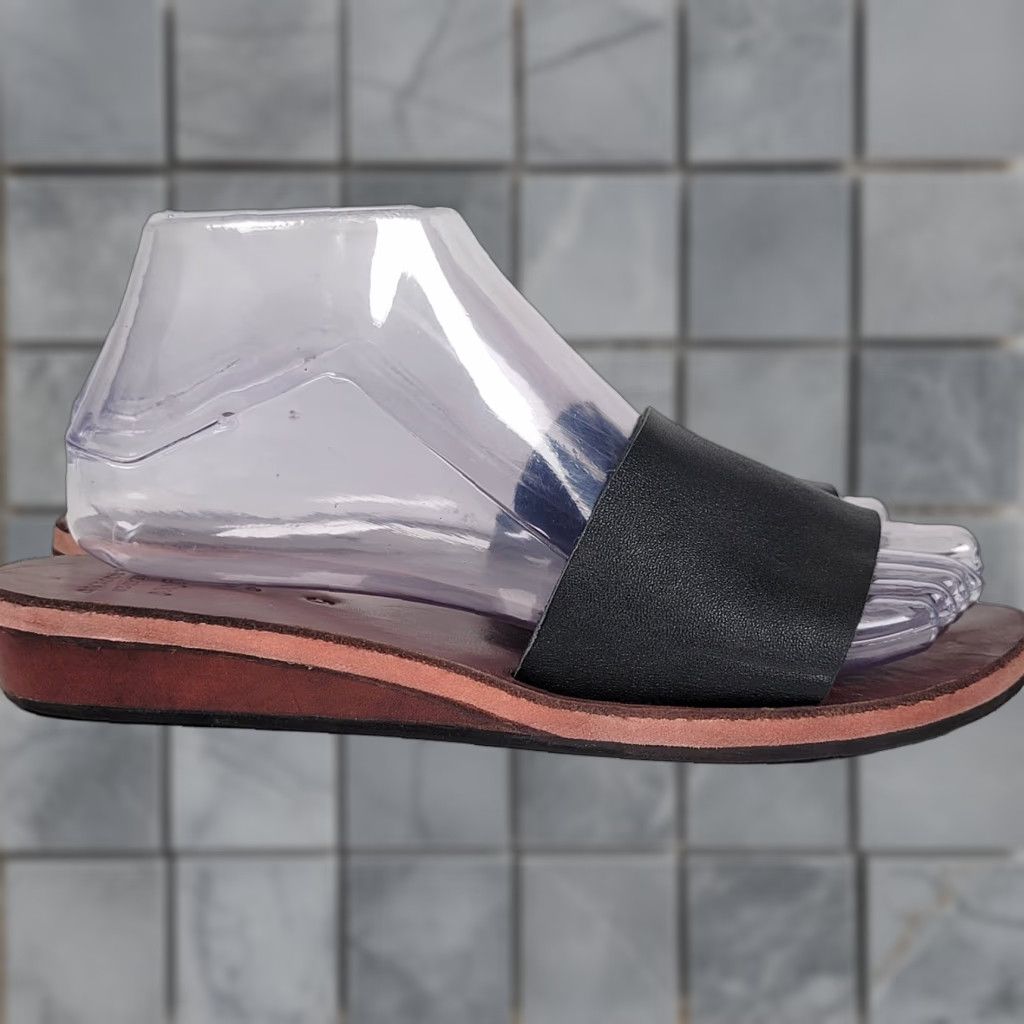 Vintage VINTAGE Bigfoot Black Leather Slide Sandals Women's Size 5 Slide Sandal Leather Flat Casual Womens Logo Black Leather Slide Sandals 5 Womens Size US 5 / IT 35 - 1 Thumbnail
