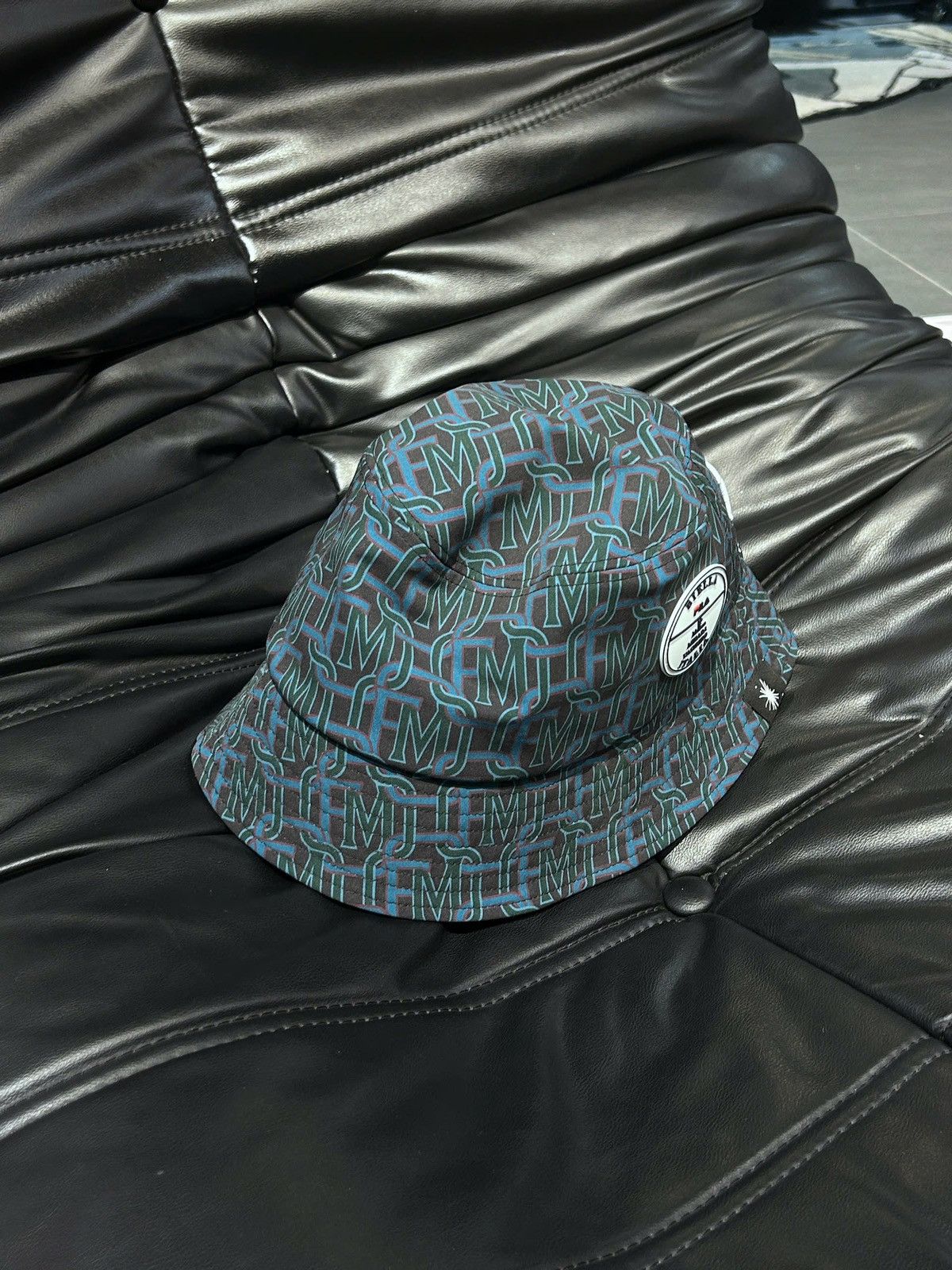 Fila × Maison MIHARA YASUHIRO Maison Mihara Yasuhiro x FILA Bucket Hat Size ONE SIZE - 2 Thumbnail