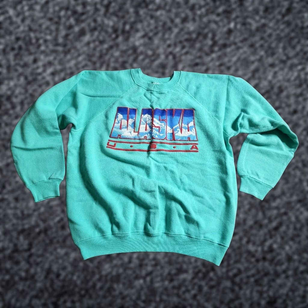 Hanes VINTAGE Hanes Sweatshirt Crewneck L Alaska USA Travel Puff Print Blue Unisex Adults Long Sleeve Graphic Print Pullover Size US L / EU 52-54 / 3 - 1 Thumbnail