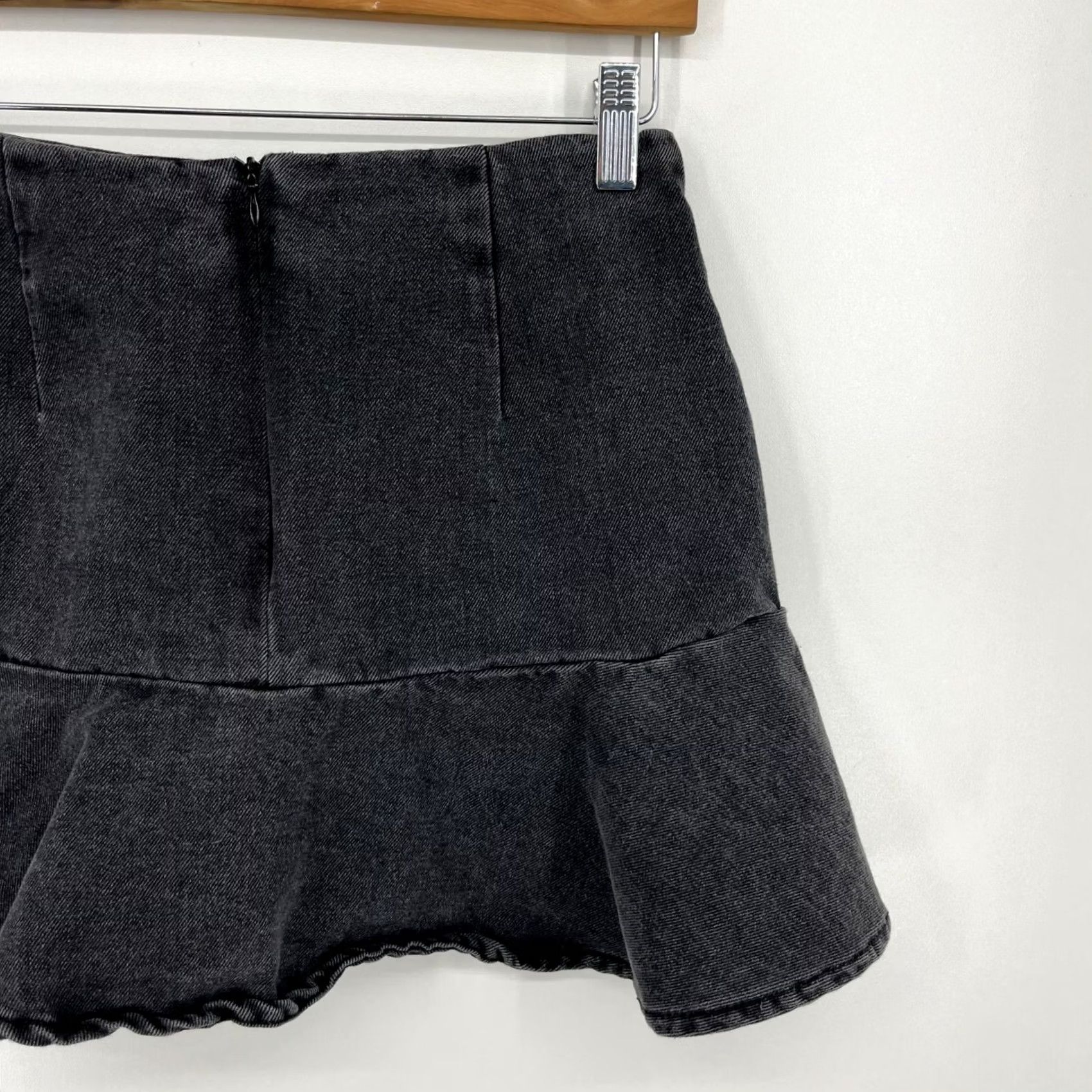 Forever 21 FOREVER 21 Mini Skirt Women's S Black Ruffle Back Zip Cotton Denim 90s Size 28" / US 6 / IT 42 - 6 Thumbnail