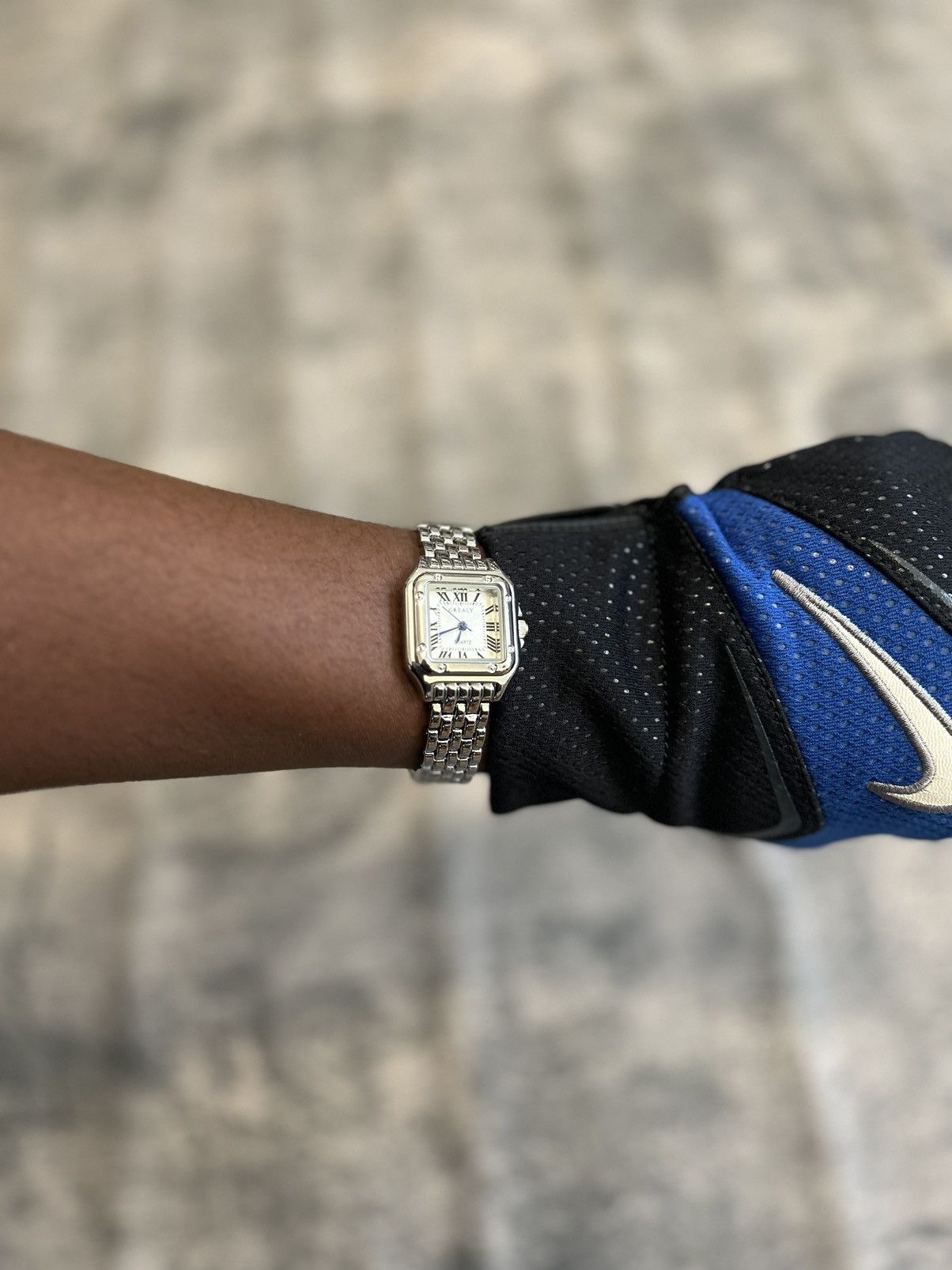 Vintage Vintage 2000s Style Silver Rectangular Quartz Luxury Watch Size ONE SIZE - 1 Thumbnail
