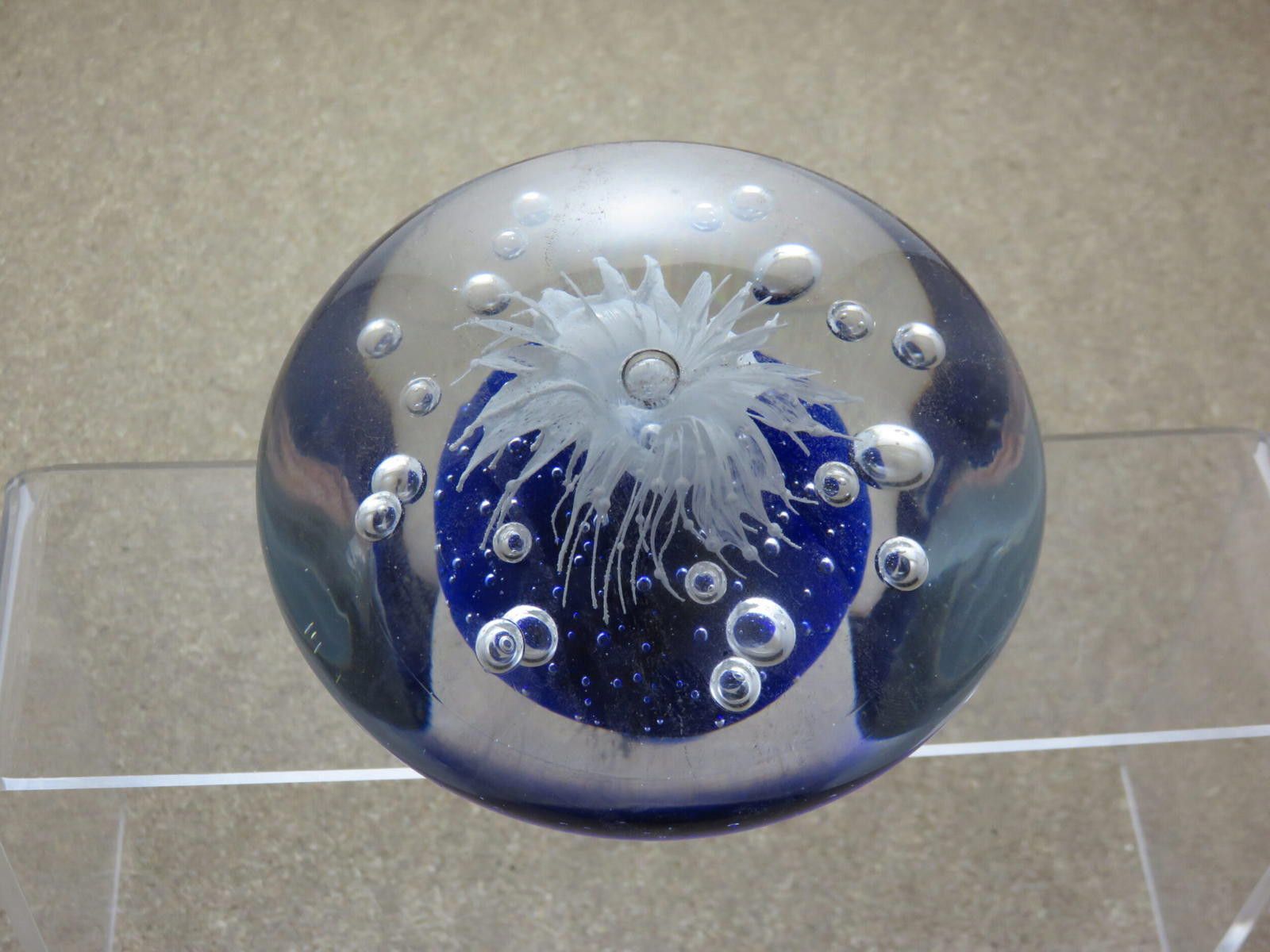 The Unbranded Brand Art Glass Blue Base white Fountain Paperweight Air Bubbles Size ONE SIZE - 5 Thumbnail