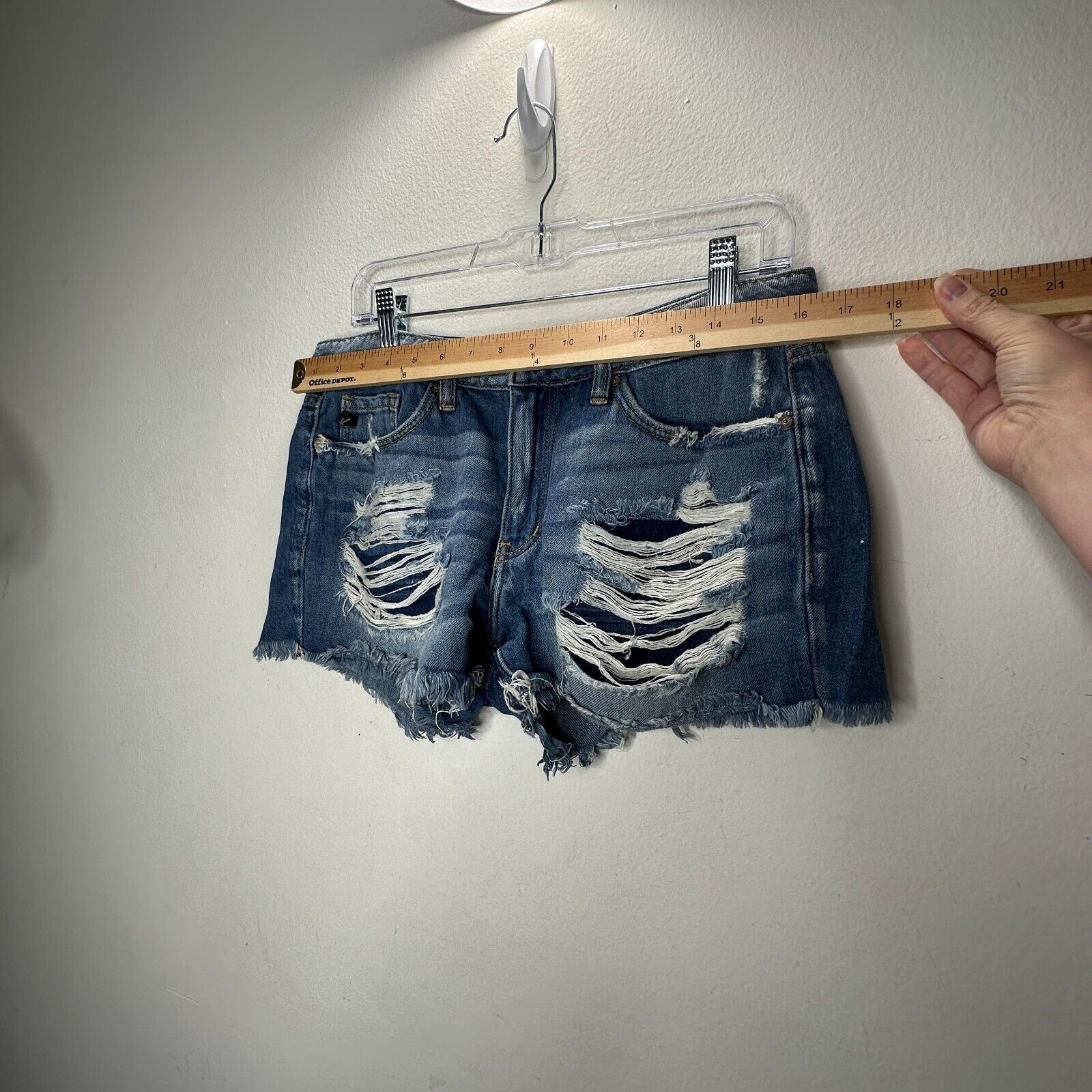Other Kancan Medium Wash Mid-Rise Distressed Raw Hem Shorts 28 Size 28" / US 6 / IT 42 - 12 Thumbnail