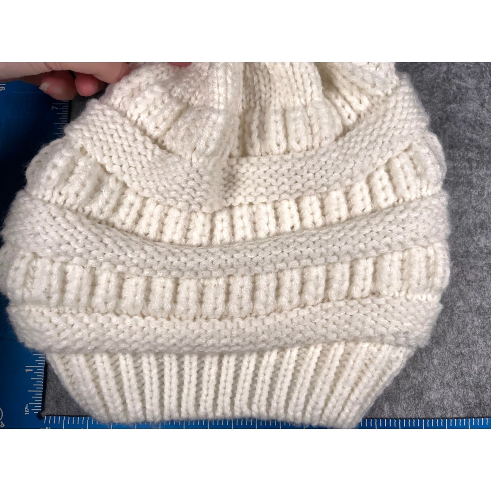 Vintage Gertex Women’s White Striped Knit Beanie Toque One Size Acrylic Faux Fur Pom Outdoor Size ONE SIZE - 2 Thumbnail