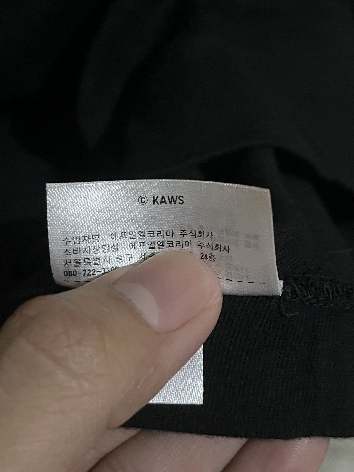 Kaws × Uniqlo Uniqlo x Kaws Graffiti Design Shirt Size US XL / EU 56 / 4 - 5 Thumbnail