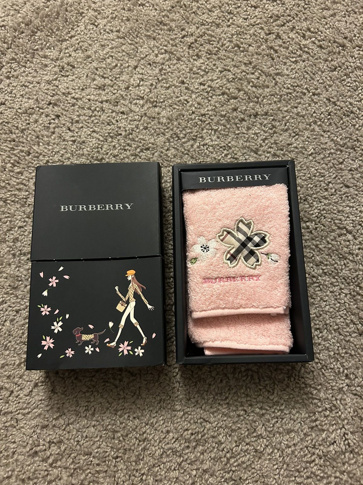 Burberry Burberry Embroidered Flower Towel Size ONE SIZE - 1 Thumbnail